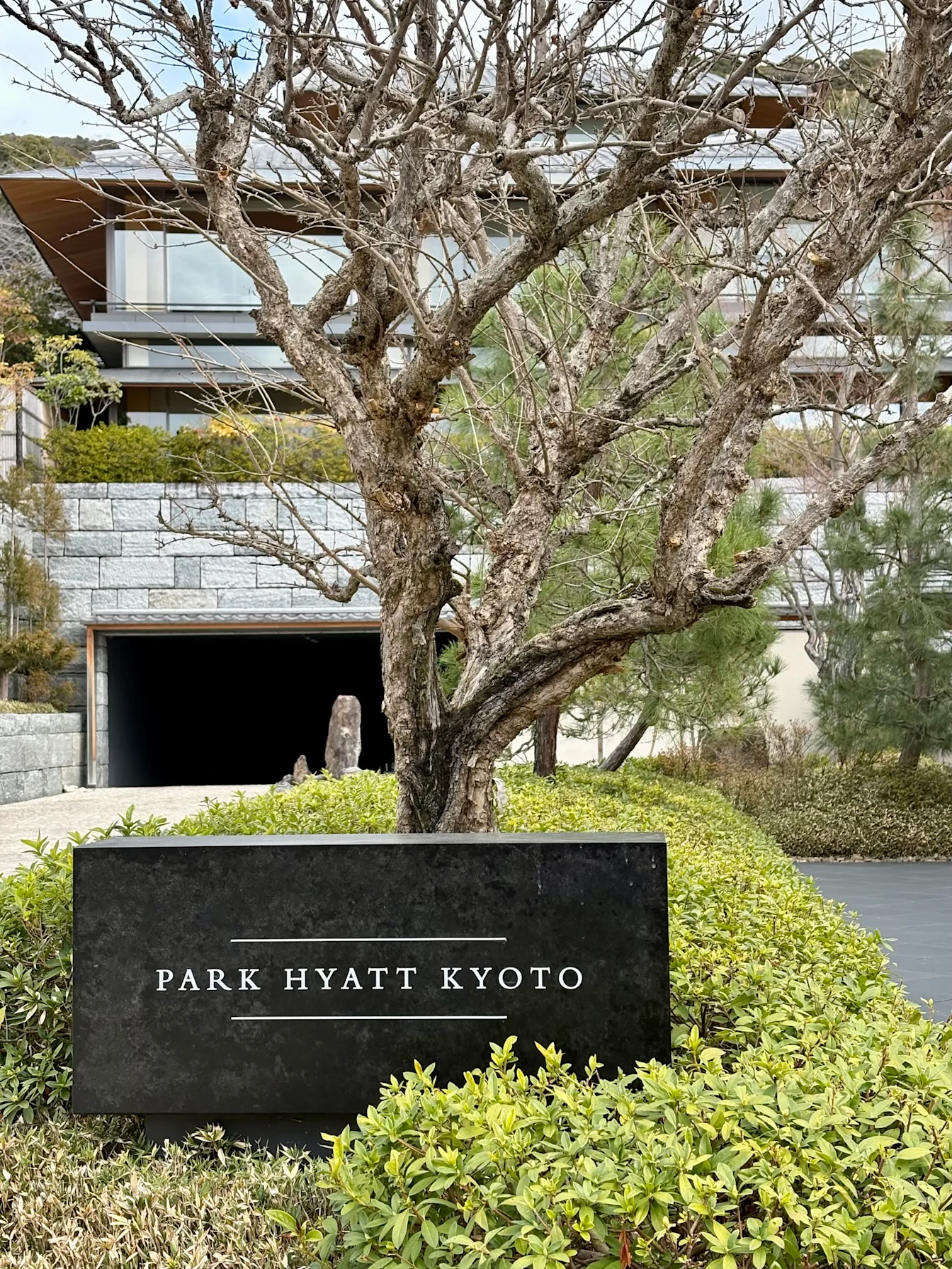 Bảng tên Park Hyatt Kyoto ở lối vào khách sạn