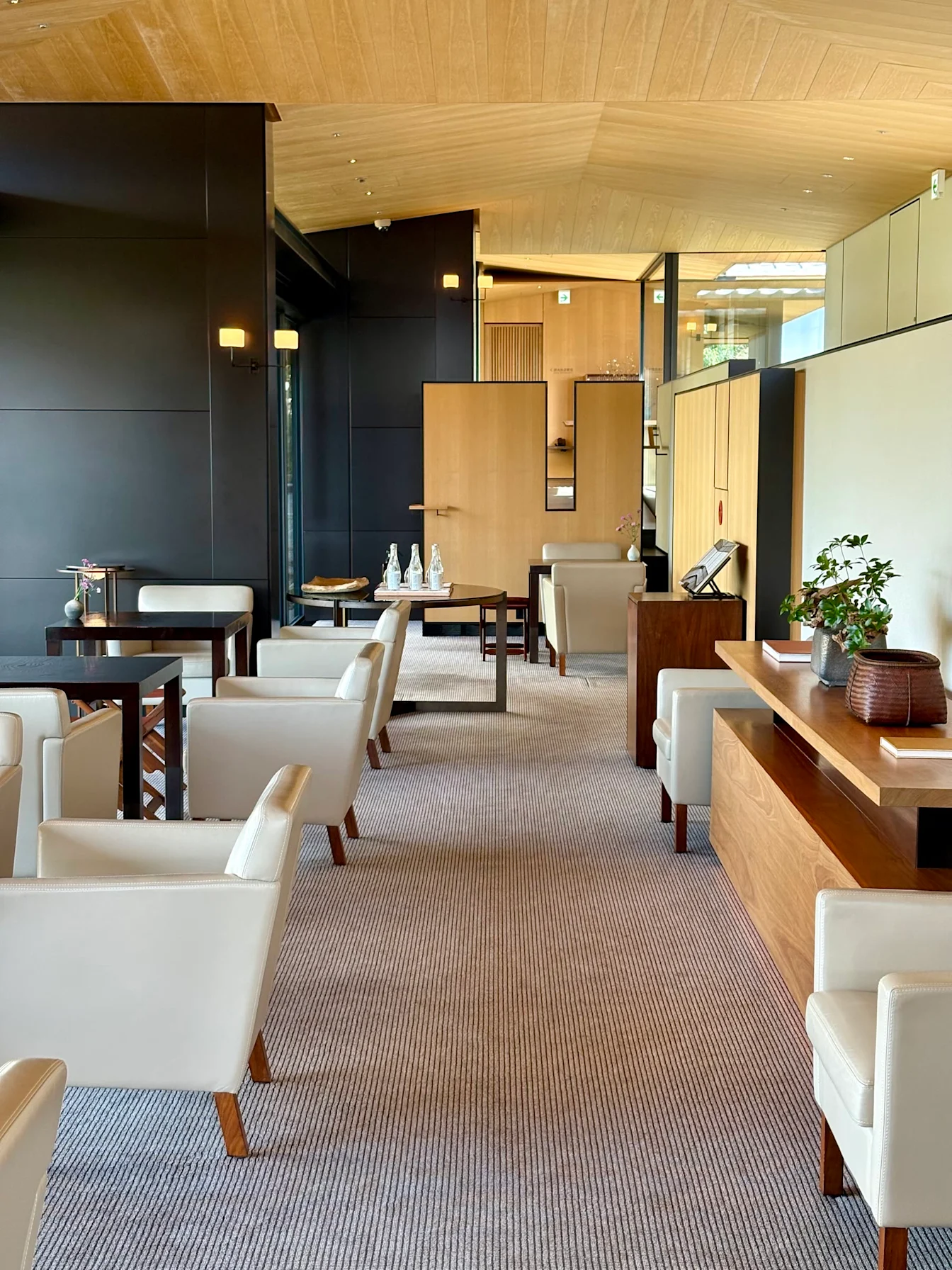 Khu lounge với ghế bành trắng và trần gỗ tại Park Hyatt Kyoto