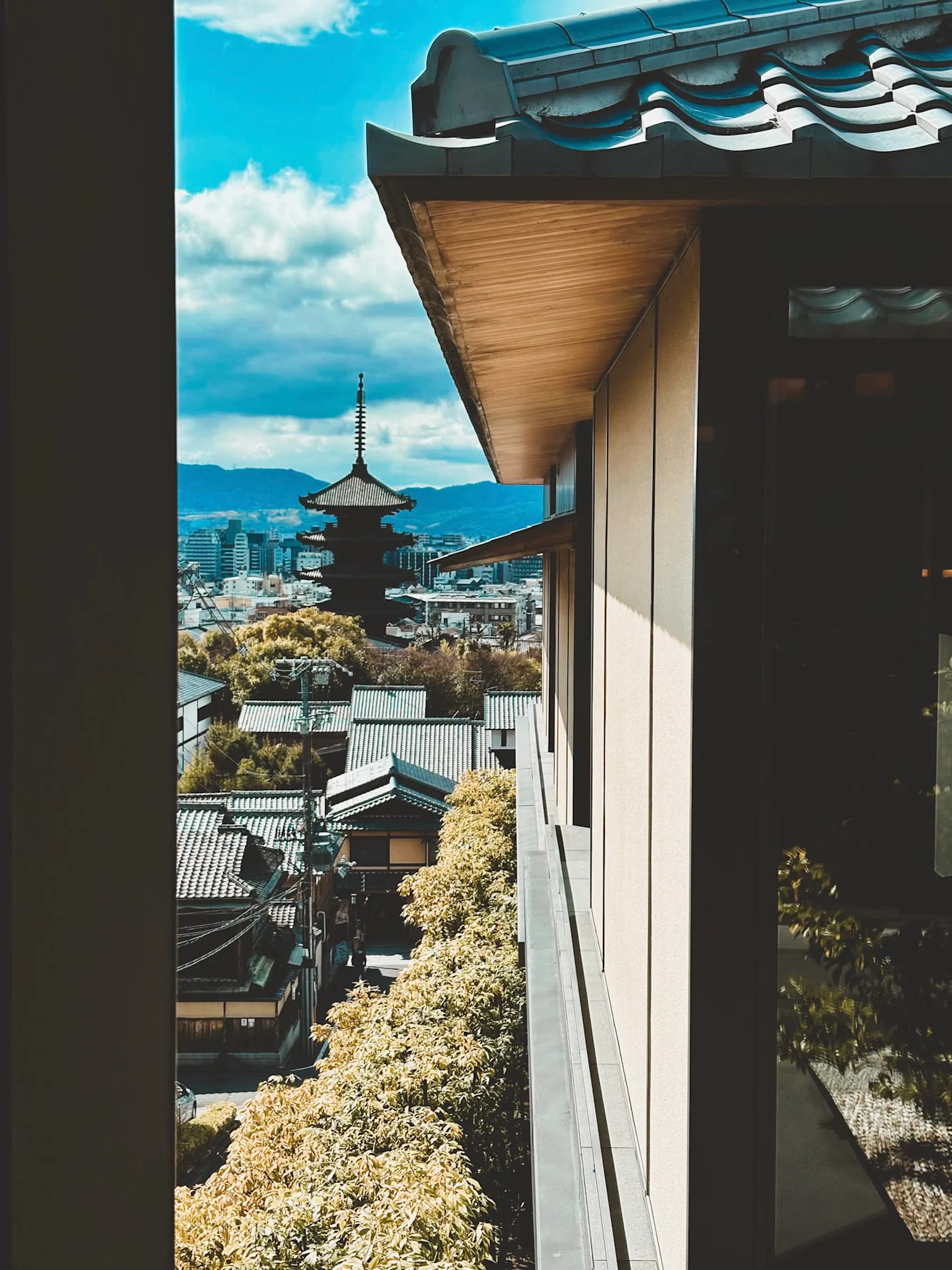 Yasaka Pagoda nhìn từ Park Hyatt Kyoto, giữa những mái nhà cổ của Higashiyama