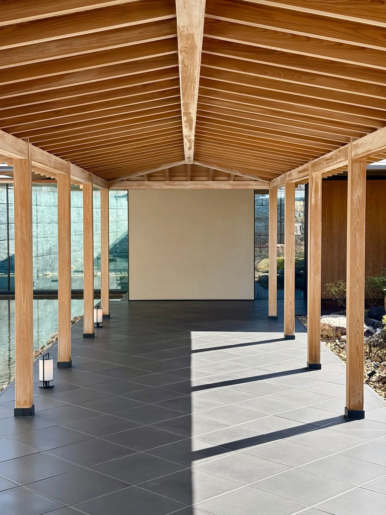 Hành lang mái gỗ dẫn vào Park Hyatt Kyoto