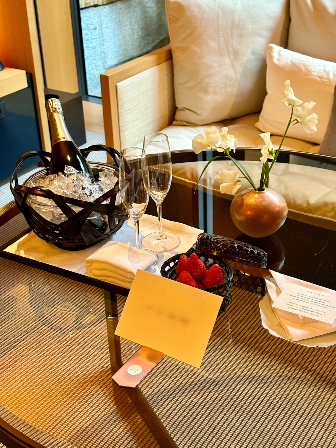 Champagne và dâu tây chào đón trong phòng Park Suite Garden View