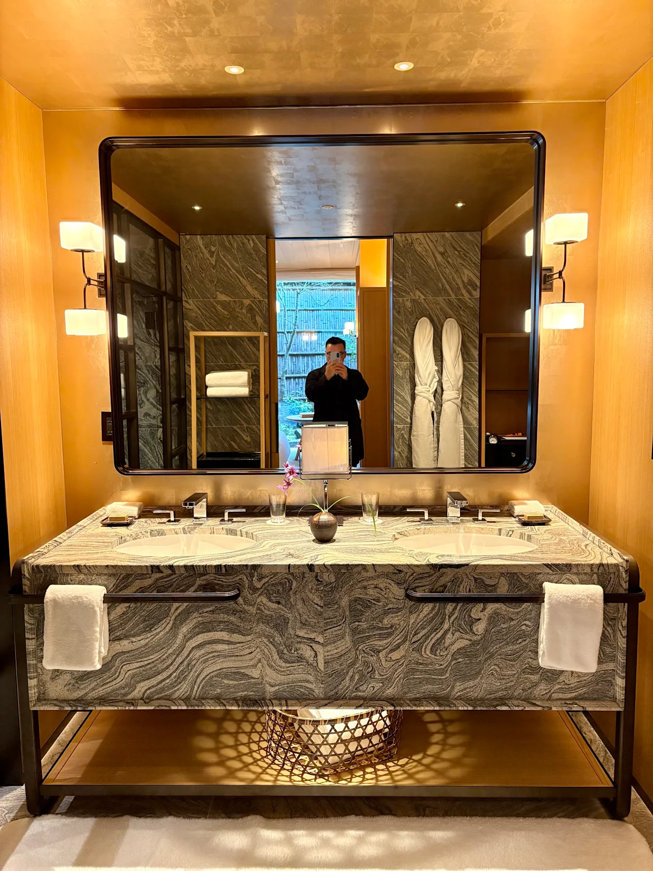 Bồn rửa đôi bằng đá marble trong phòng tắm Park Suite Garden View