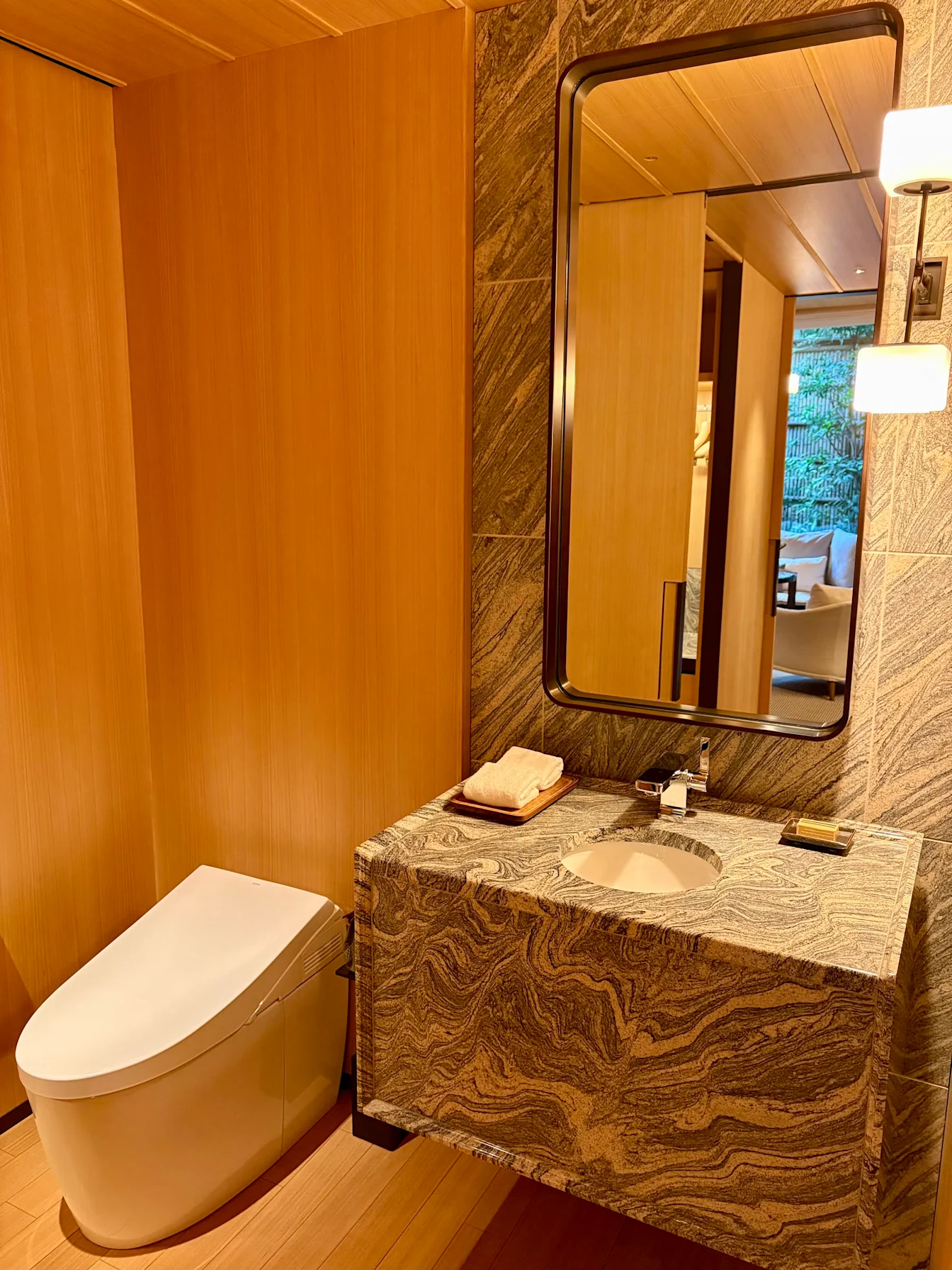 Phòng vệ sinh riêng với bồn rửa đá marble trong Park Suite Garden View