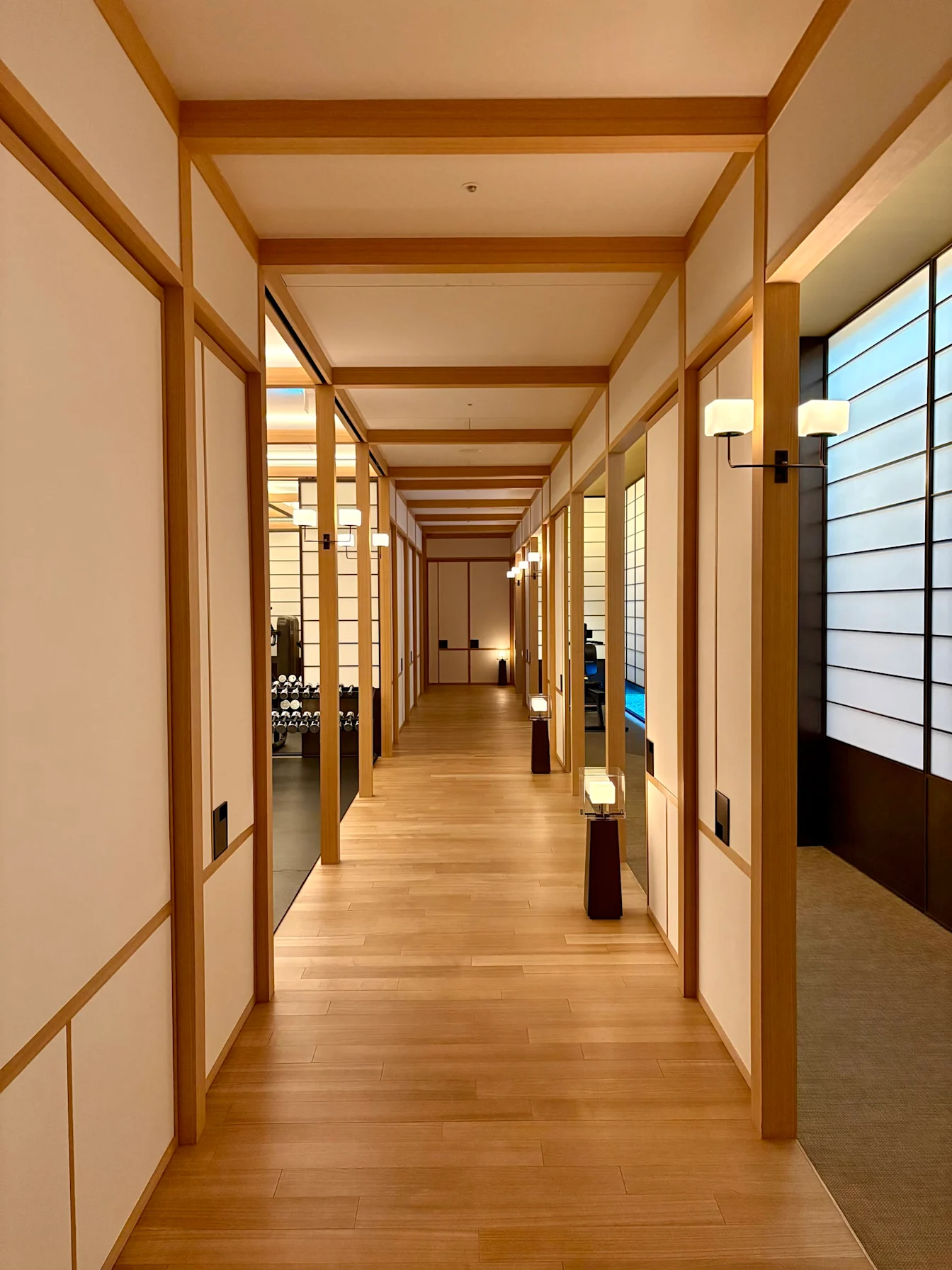 Hành lang vách giấy kiểu shoji bên trong Park Hyatt Kyoto