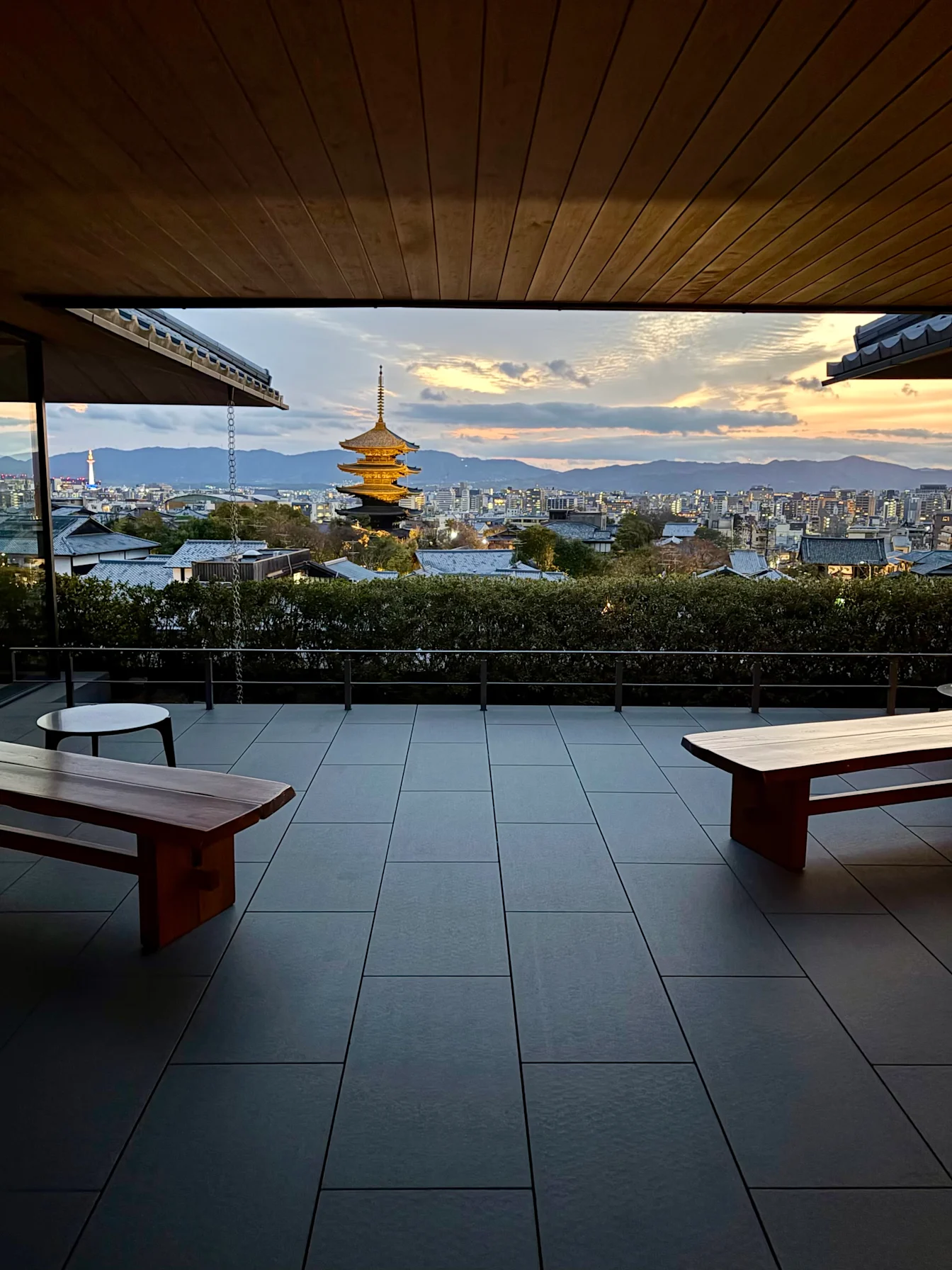 Yasaka Pagoda lúc hoàng hôn nhìn từ terrace của Park Hyatt Kyoto
