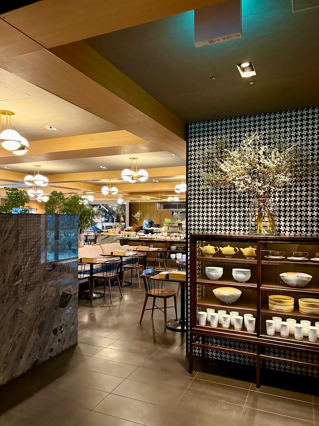 Quầy bếp mở và kệ gốm tại Kyoto Bistro, Park Hyatt Kyoto