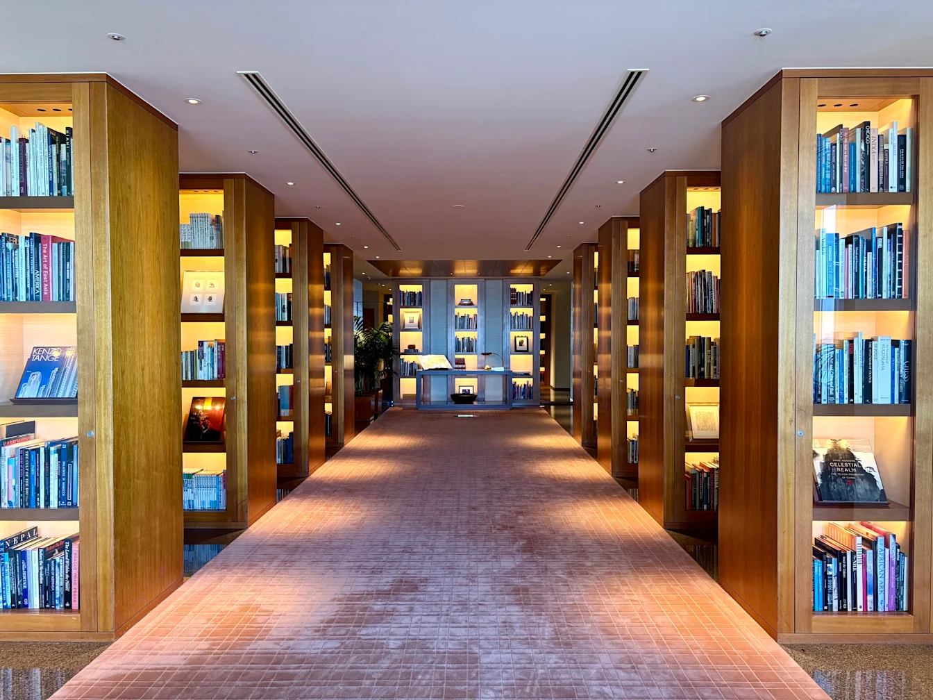 Hành lang thư viện với kệ sách hai bên tại Park Hyatt Tokyo