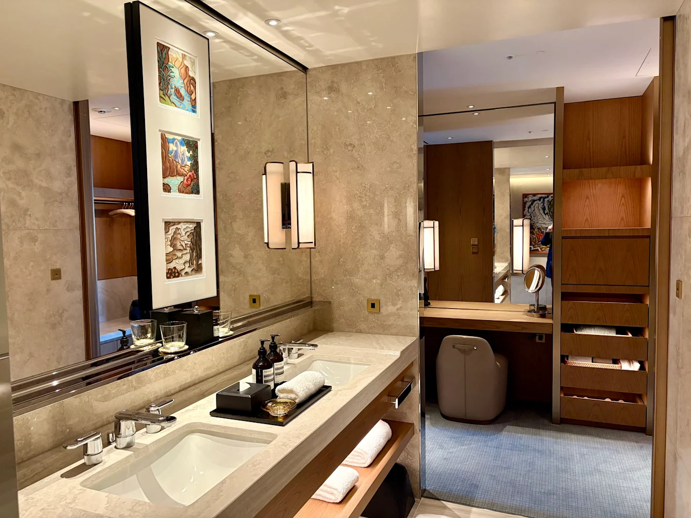 Bồn rửa mặt với amenities Aesop tại Park Hyatt Tokyo
