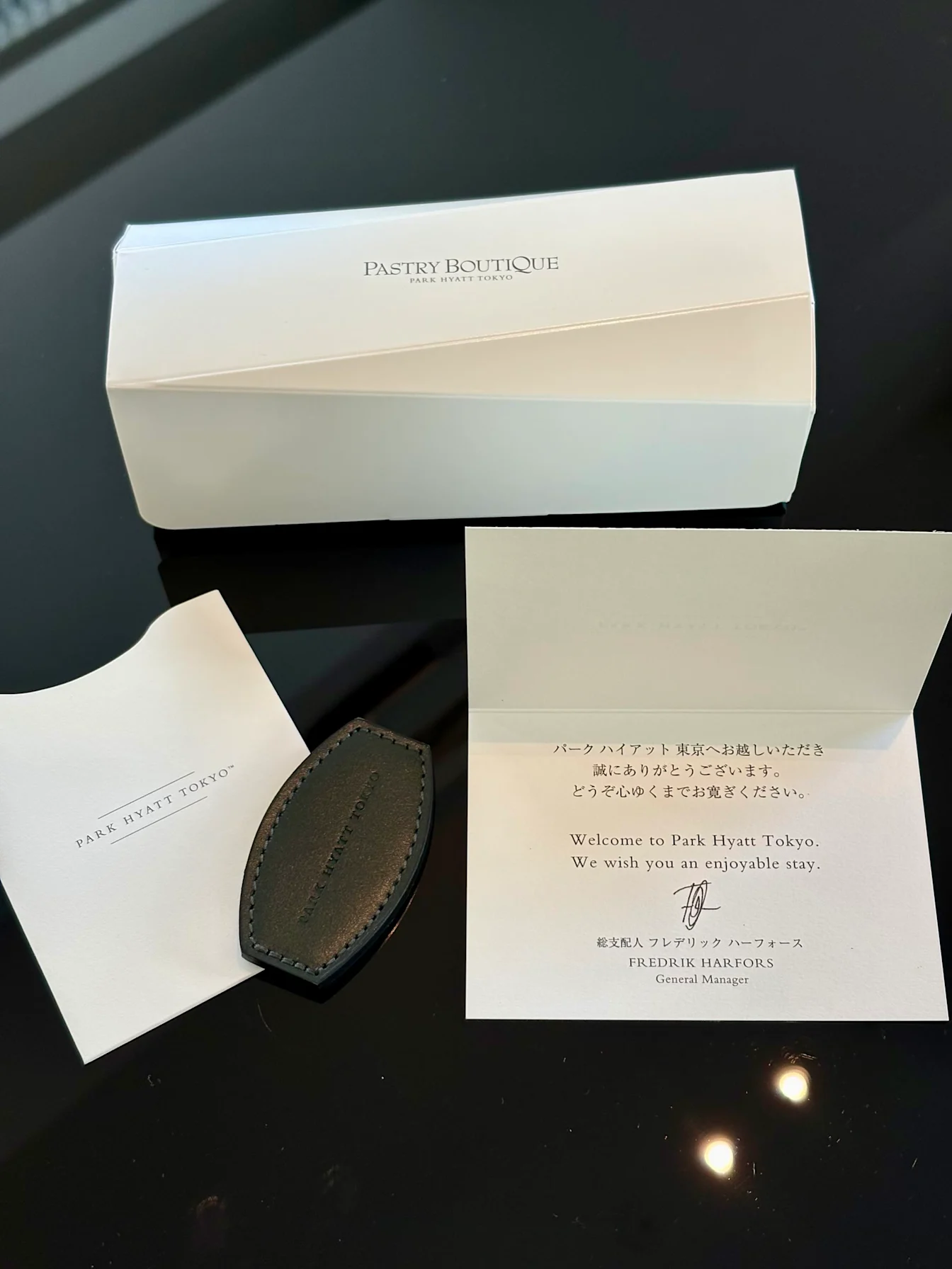 Thiệp chào mừng của Park Hyatt Tokyo đặt trong phòng
