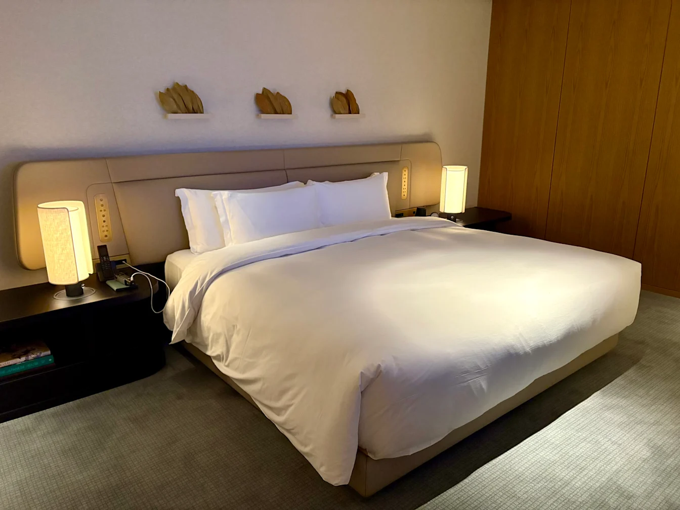 Phòng ngủ với giường King trong King Suite Deluxe