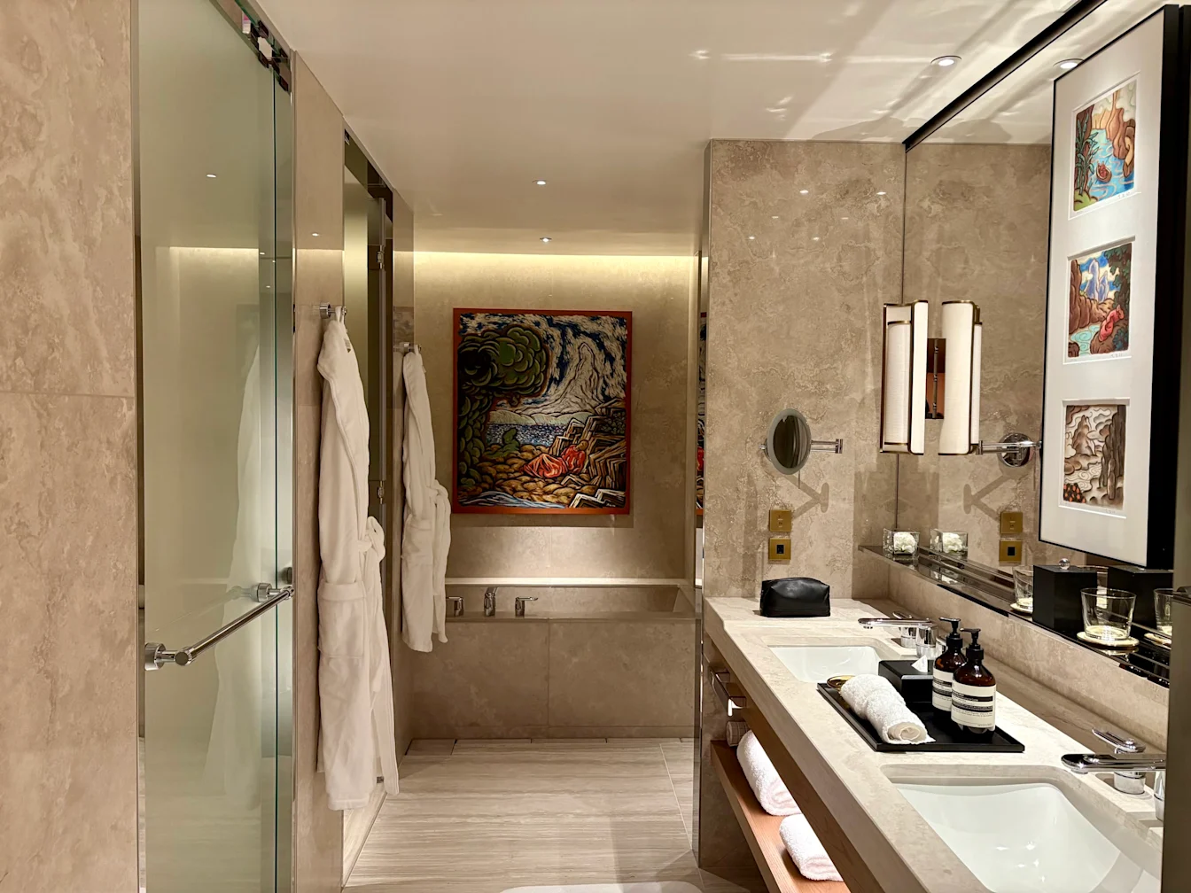 Phòng tắm ốp đá marble với bồn tắm lớn trong King Suite Deluxe
