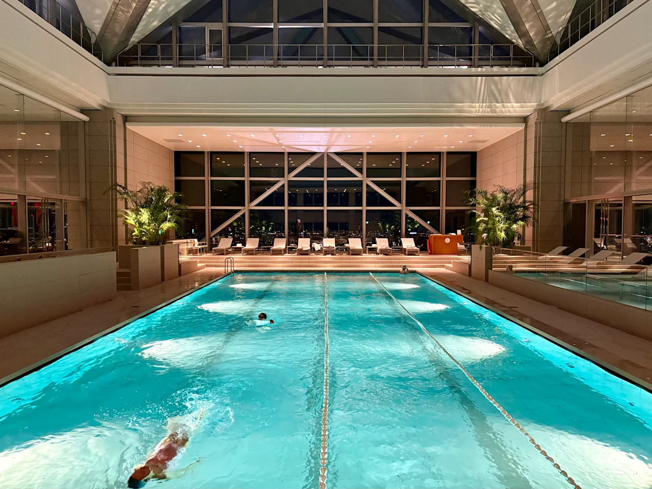 Hồ bơi tầng 47 của Park Hyatt Tokyo về đêm
