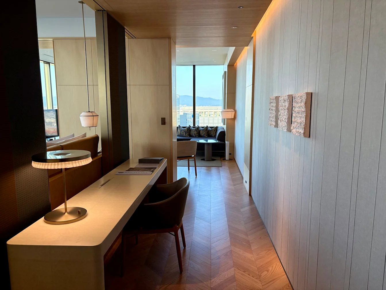 Lối vào Premium Corner Suite, bàn làm việc và phòng khách ở cuối hành lang