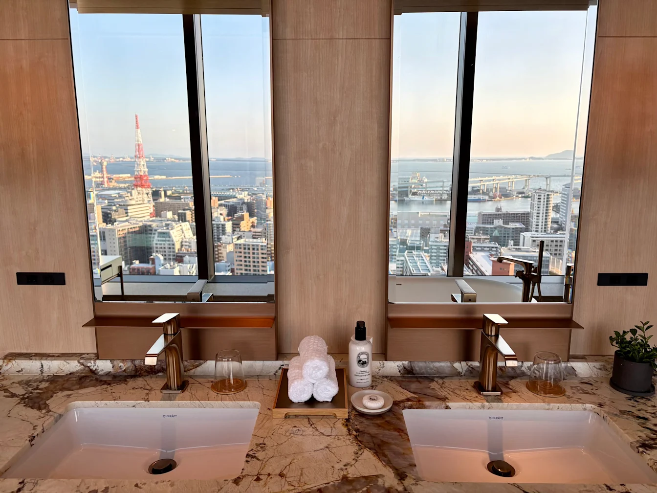 Double vanity mặt đá marble nhìn ra vịnh Hakata