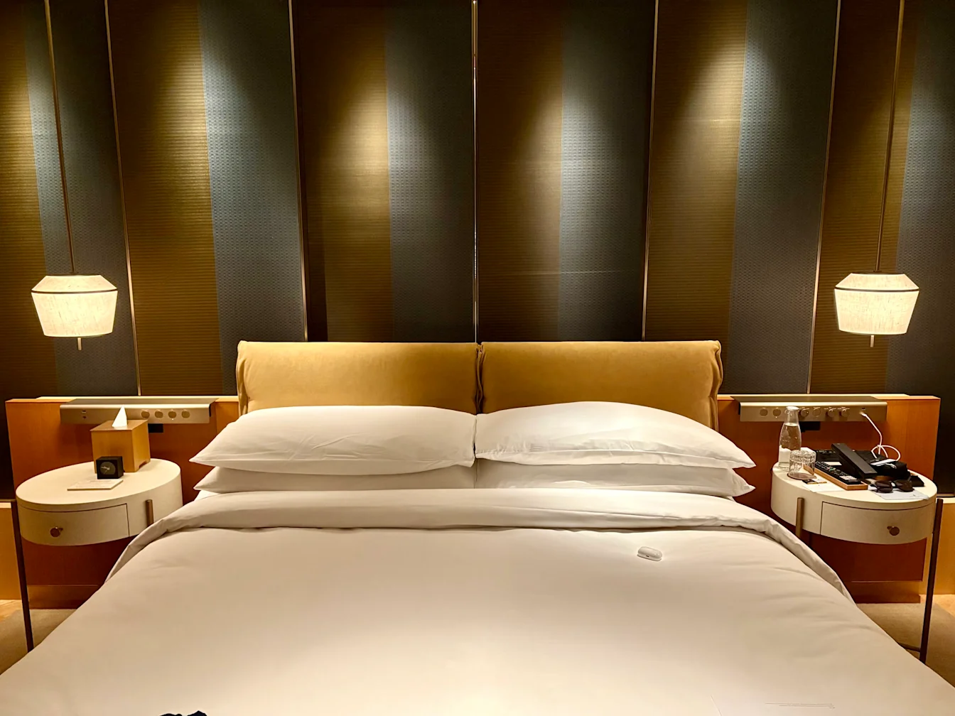 Giường King buổi tối dưới ánh đèn vàng