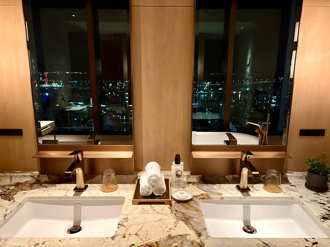 Double vanity buổi tối