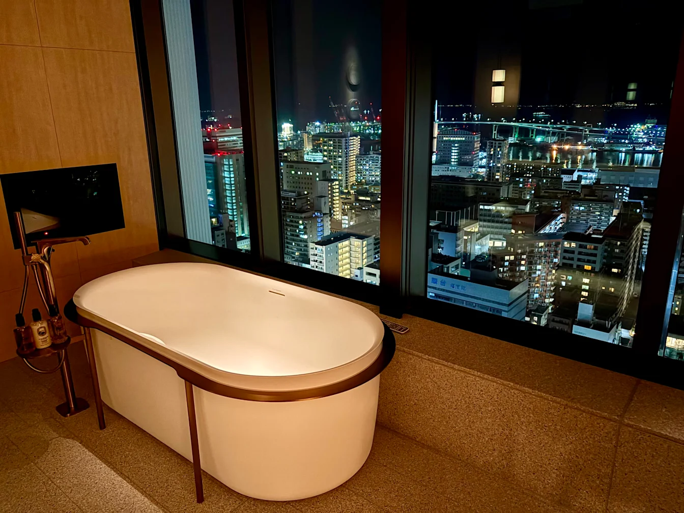 Bồn tắm nhìn ra Fukuoka về đêm