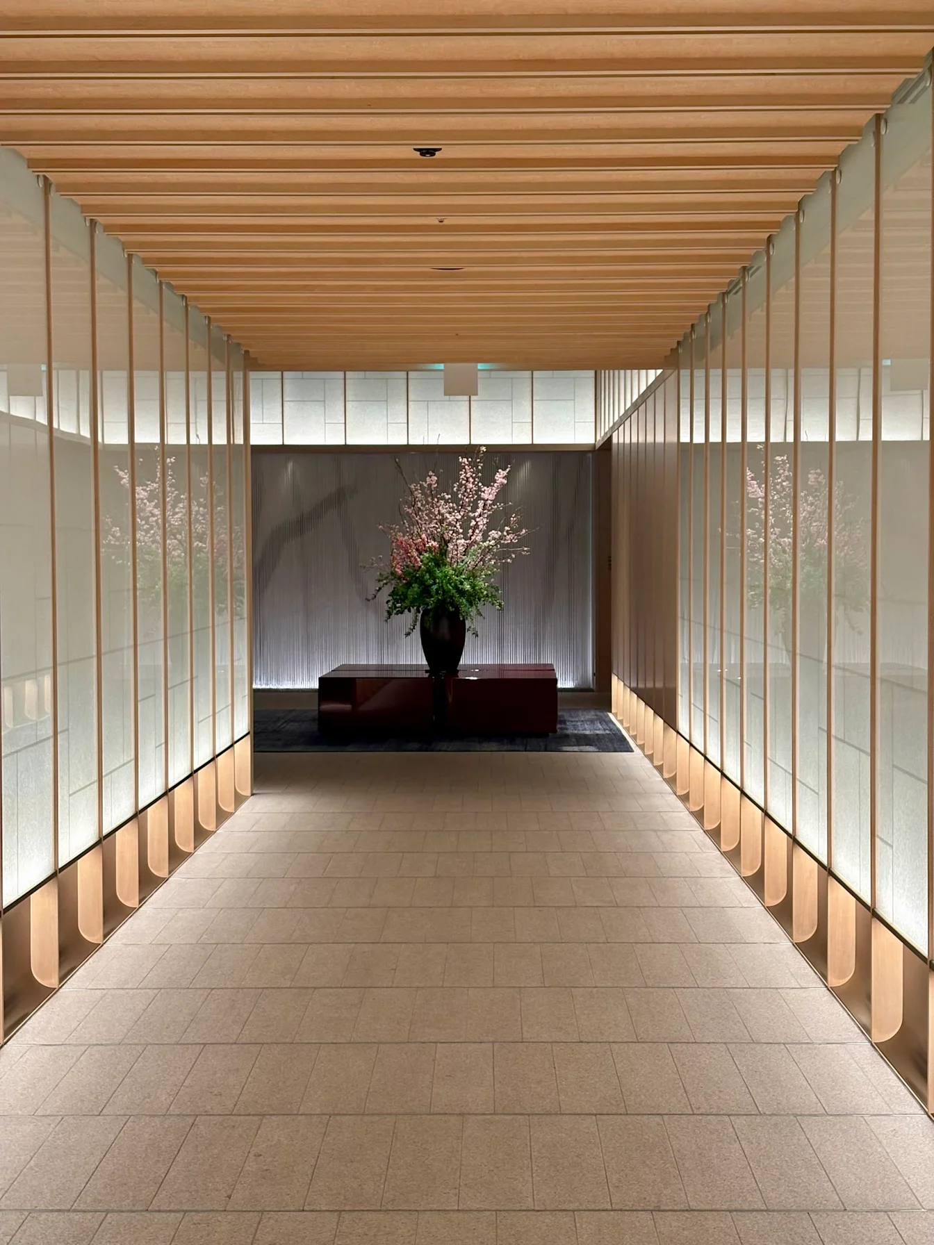 Hành lang trang trí hoa anh đào ở The Ritz-Carlton Fukuoka