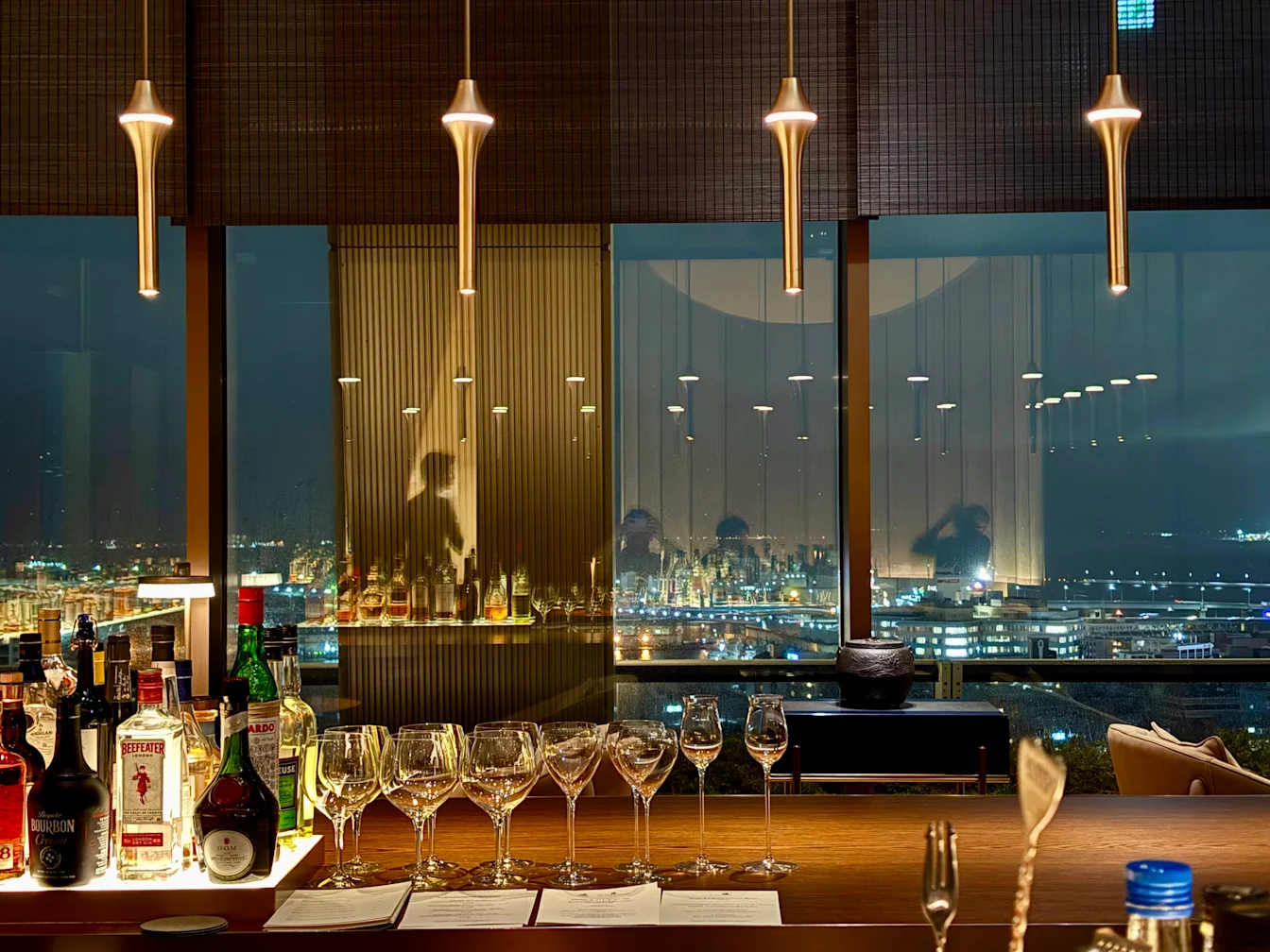 Quầy bar nhìn ra vịnh Hakata về đêm