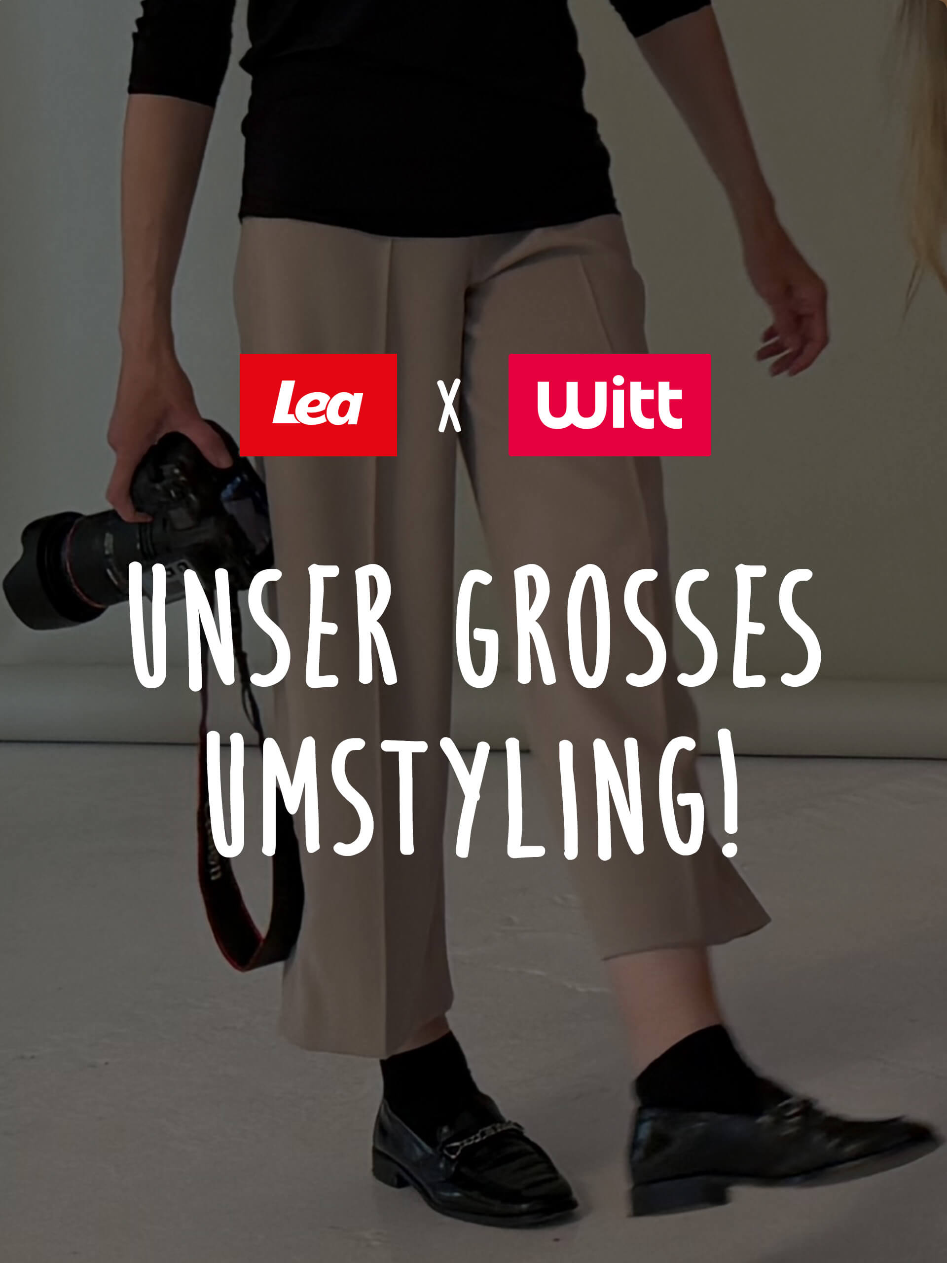 Das Bild zeigt den Text 'Lea x Witt Unser großes Umstyling!'. Der Hintergrund zeigt einen Ausschnitt aus einem Fotoshooting: Links eine Person mit Kamera, rechts eine Person in Jeans, beide stehen auf hellem Boden, der Text ist mittig darübergelegt.