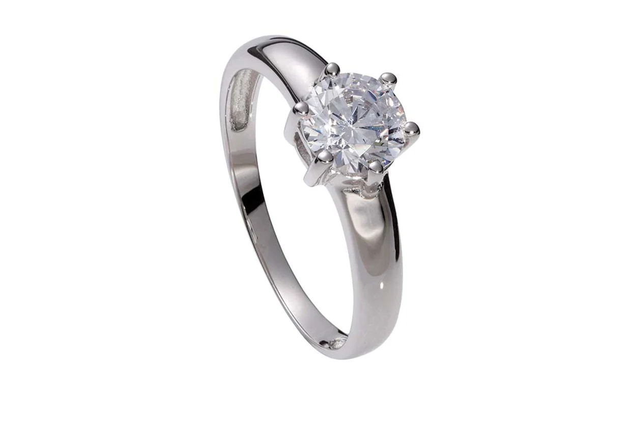 Silberner Verlobungsring mit rundem Diamant in Krappenfassung. Silberner Verlobungsring mit rundem Diamant in Krappenfassung.
