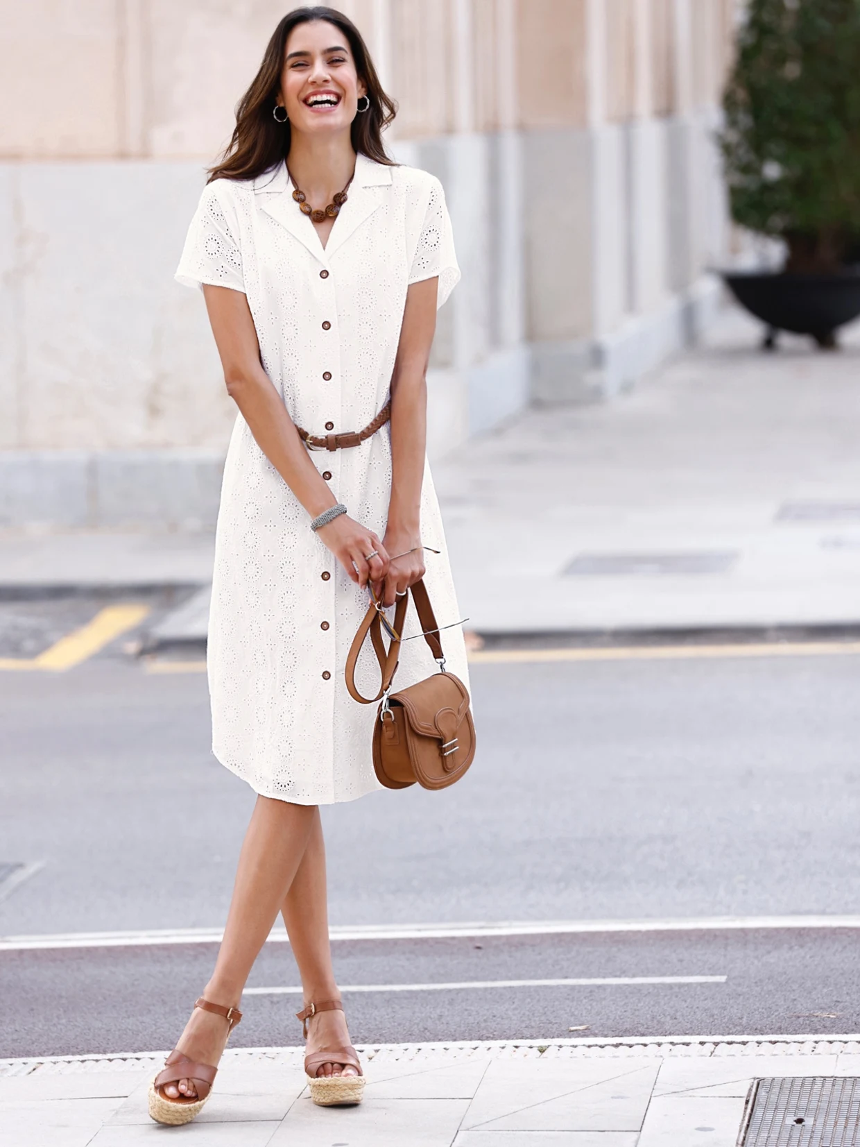 Das optimale Büro Outfit für Damen im Sommer: das Kleid