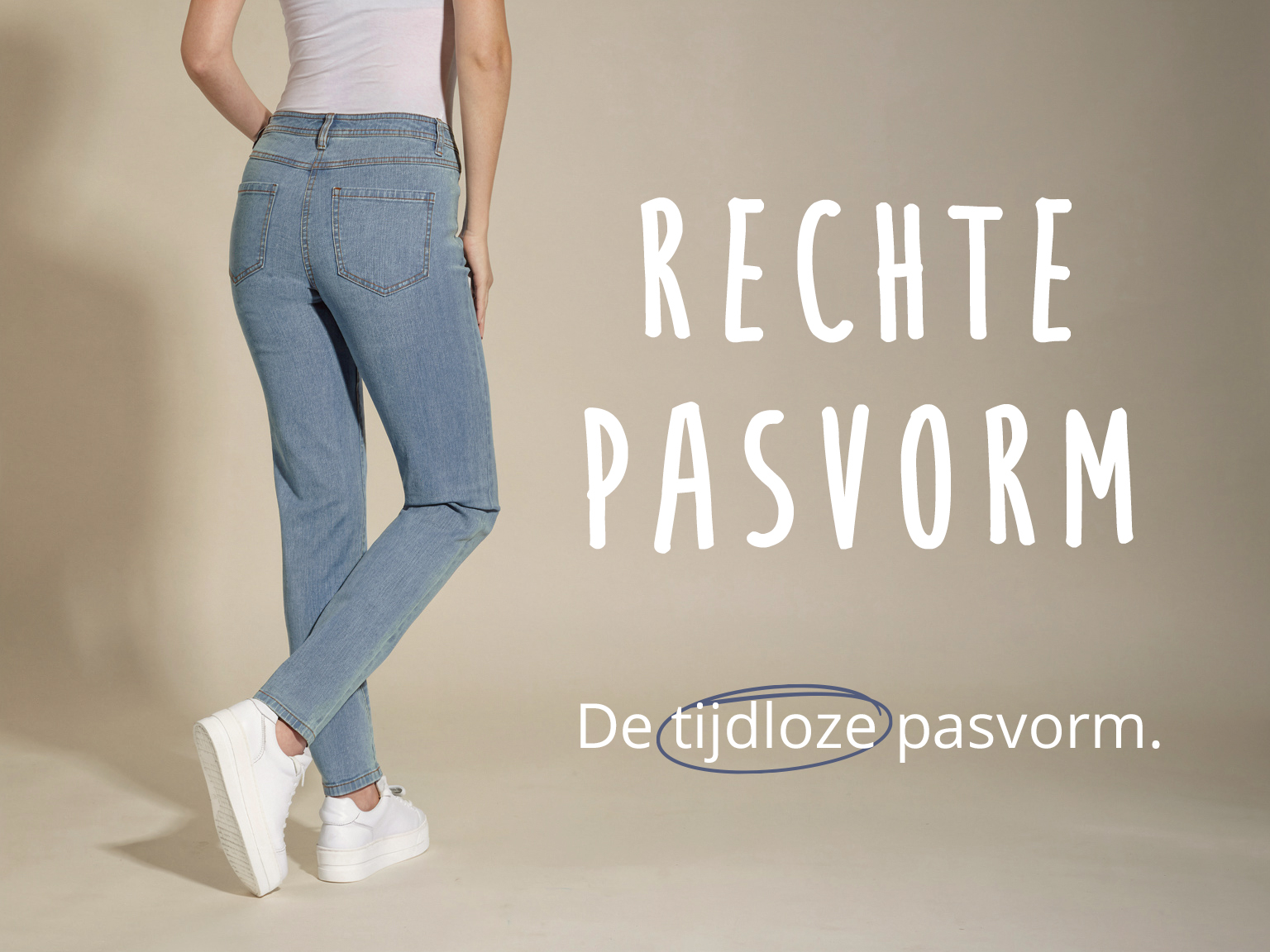Vrouw in lichtblauwe, rechte jeans en sneakers. Tekst: Rechte pasvorm – De tijdloze pasvorm.