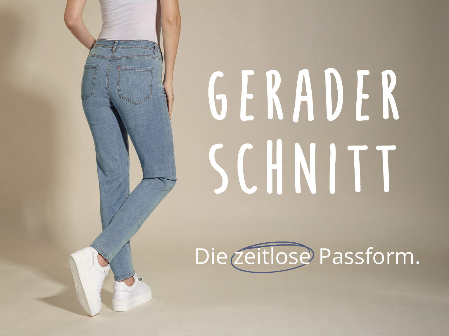 Frau in hellblauer, gerader Jeans und Sneakern. Text: Gerader Schnitt – Die zeitlose Passform.