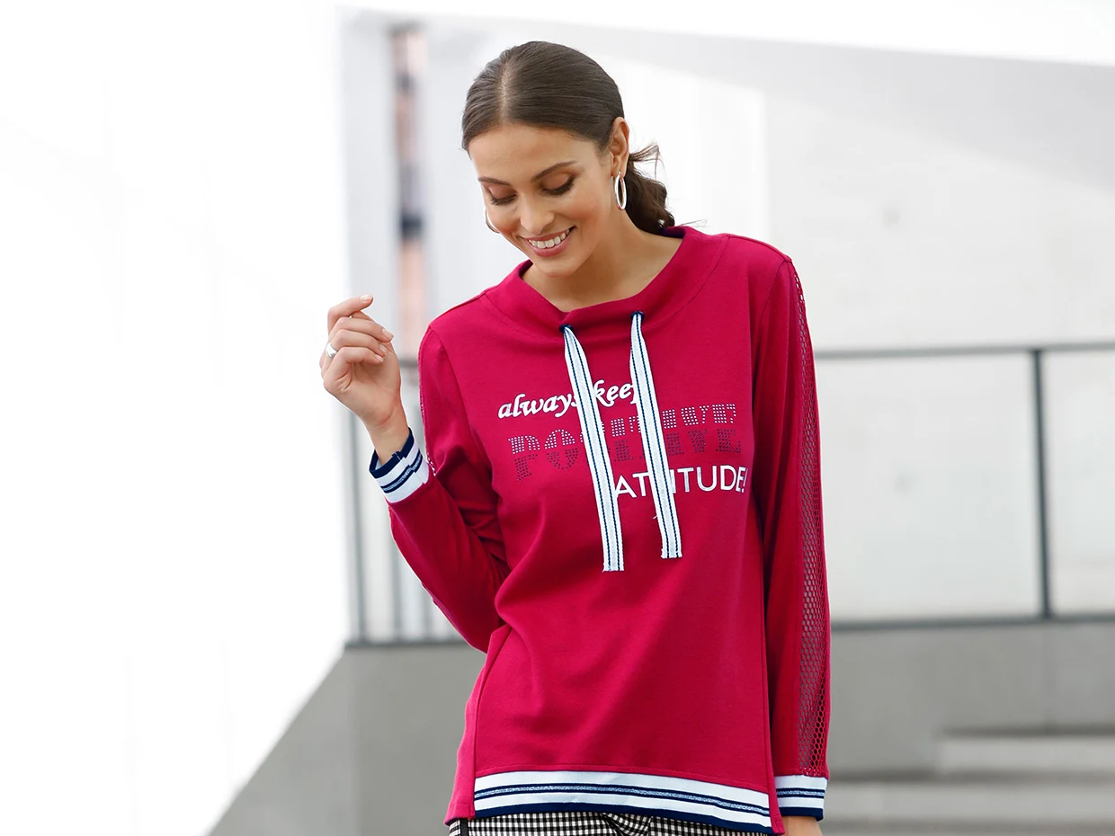 Roter Damen-Hoodie mit weißem Schriftzug und Netzdetails an den Ärmeln, gestreifte Kordeln und Bündchenabschlüsse.