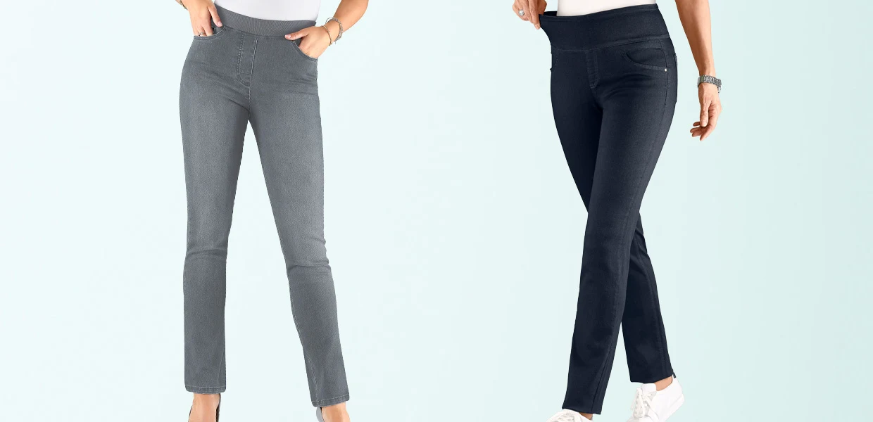 Zwei Damen tragen Stretch-Jeans in Grau und Dunkelblau mit elastischem Bund, kombiniert mit weißen Oberteilen.