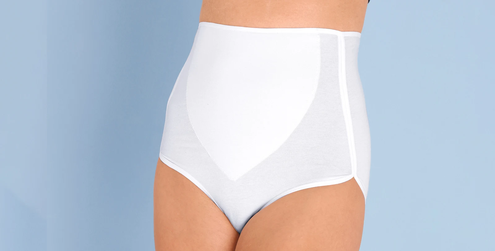 Weiße, hochgeschnittene Damen-Miederhose mit stützender Vorderpartie vor blauem Hintergrund.