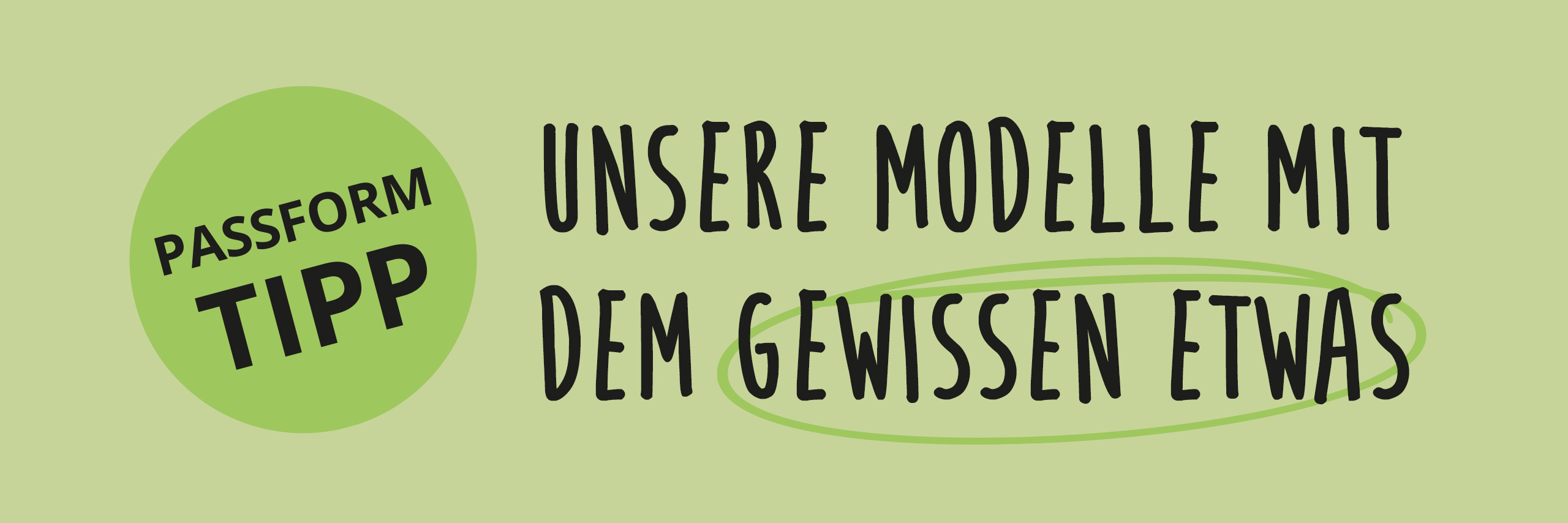 Hellgrüner Banner mit Text: „PASSFORM TIPP“ in einem Kreis und „UNSERE MODELLE MIT DEM GEWISSEN ETWAS“.