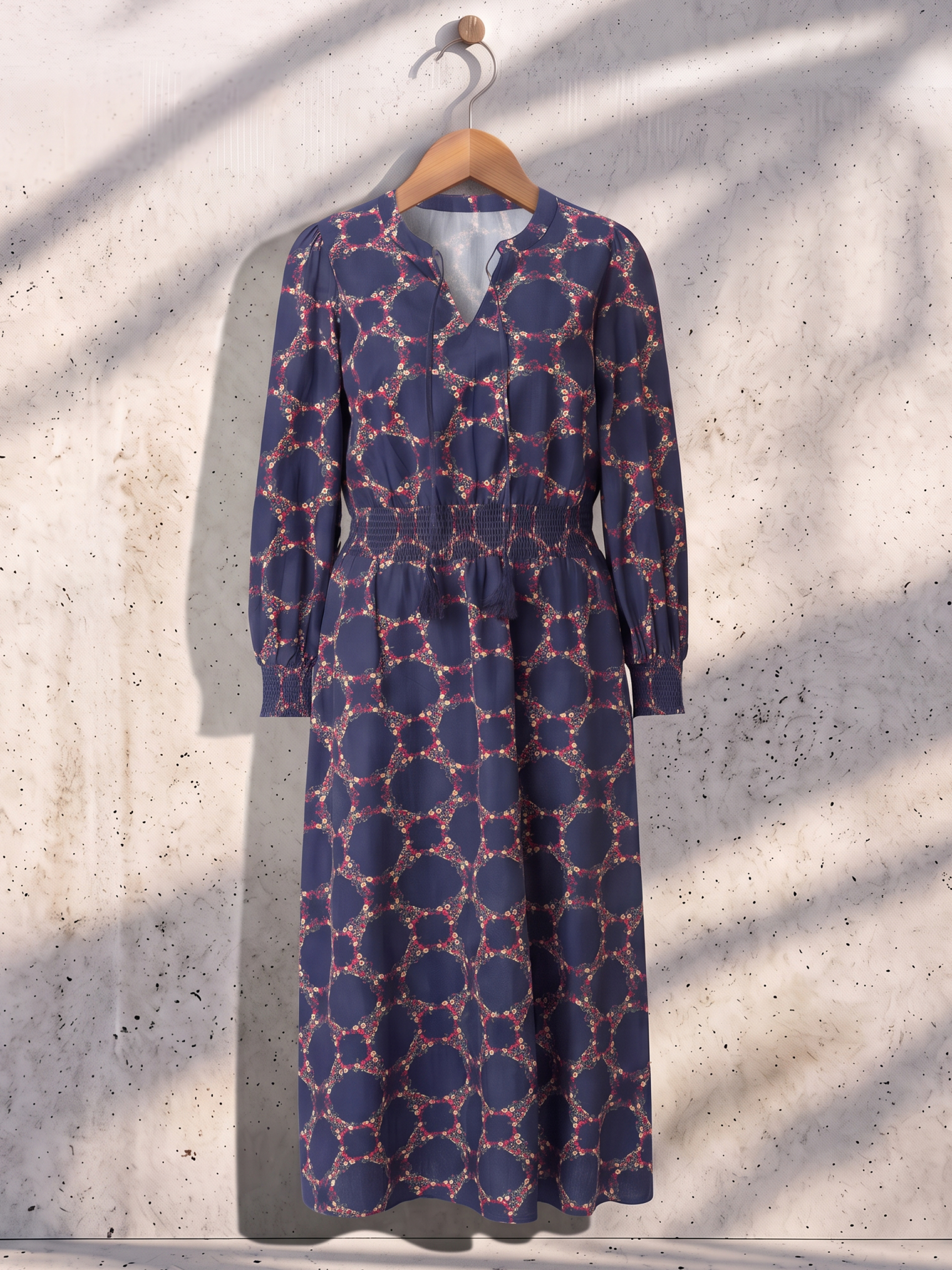 Blau gemustertes Kleid an einem Kleiderbügel