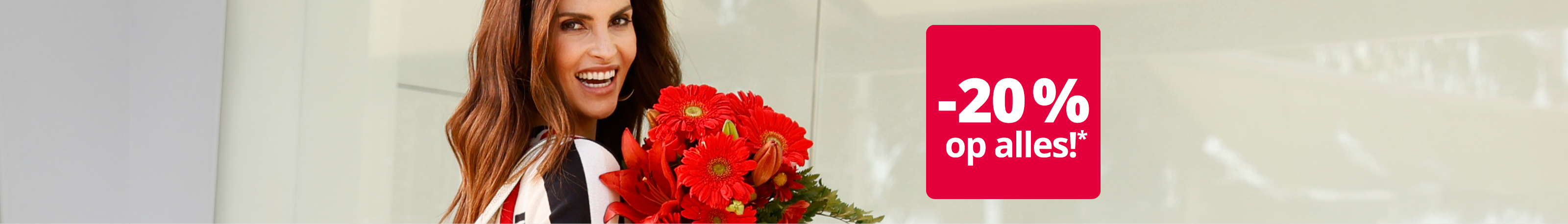 Reclamebanner met een glimlachende vrouw met een boeket bloemen en een rode banner met de tekst: 20% korting op alles!*