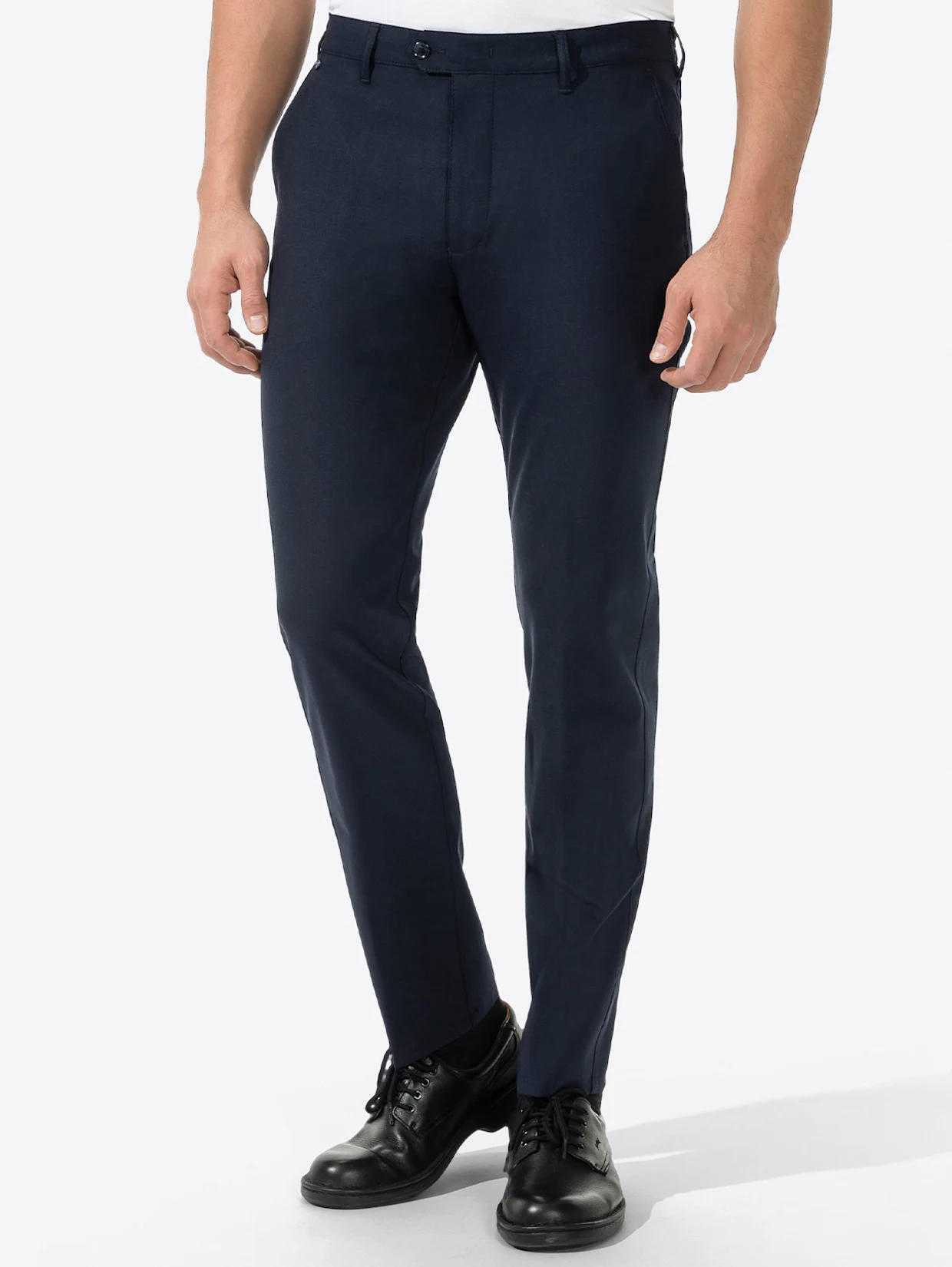 Dunkelblaue Herren-Stoffhose in Slim-Fit-Passform, kombiniert mit schwarzen Schnürschuhen. Dunkelblaue Herren-Stoffhose in Slim-Fit-Passform, kombiniert mit schwarzen Schnürschuhen.