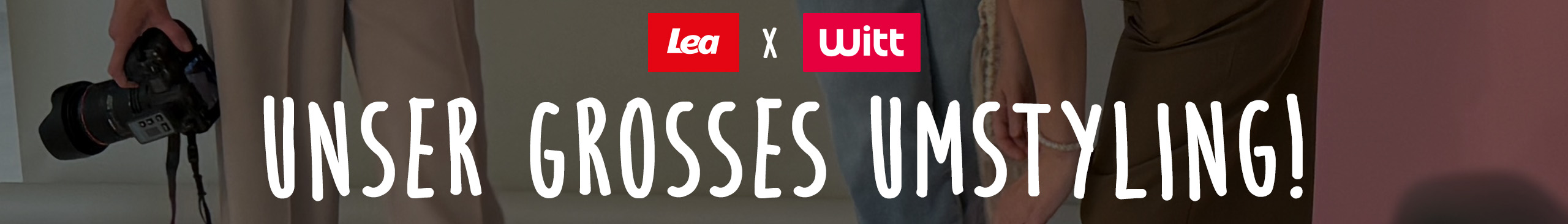 Das Bild zeigt den Text 'Lea x Witt Unser großes Umstyling!'. Der Hintergrund zeigt einen Ausschnitt aus einem Fotoshooting: Links eine Person mit Kamera, rechts eine Person in Jeans, beide stehen auf hellem Boden, der Text ist mittig darübergelegt.