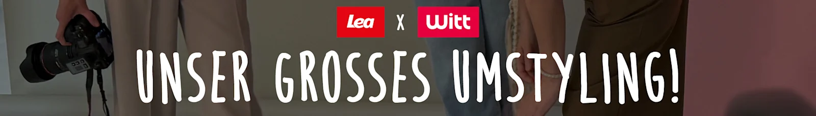 Das Bild zeigt den Text 'Lea x Witt Unser großes Umstyling!'. Der Hintergrund zeigt einen Ausschnitt aus einem Fotoshooting: Links eine Person mit Kamera, rechts eine Person in Jeans, beide stehen auf hellem Boden, der Text ist mittig darübergelegt.