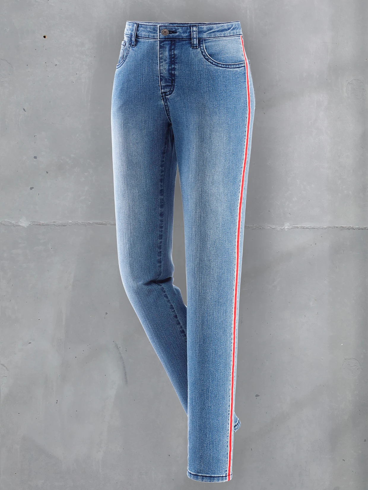 Damen-Jeans in Hellblau mit rotem und weißem Seitenstreifen, vor grauem Hintergrund.