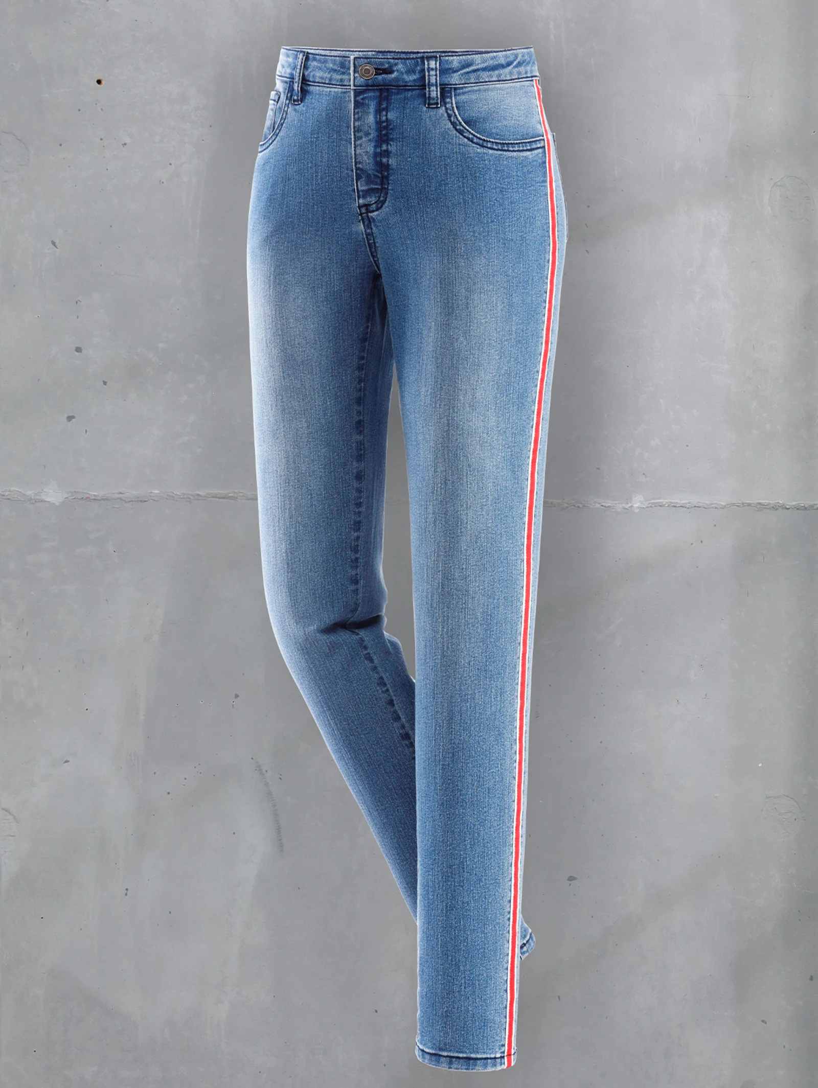 Damen-Jeans in Hellblau mit rotem und weißem Seitenstreifen, vor grauem Hintergrund.