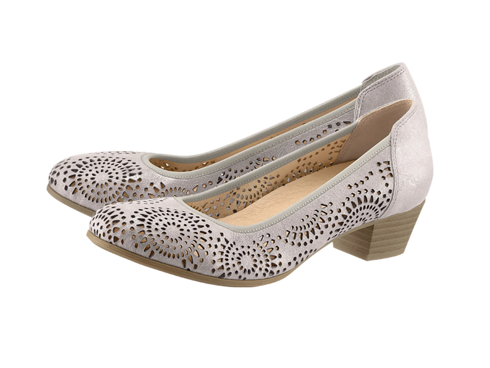 Graue Damenschuhe mit Blockabsatz und filigranen, kreisförmigen Lochmustern. Graue Damenschuhe mit Blockabsatz und filigranen, kreisförmigen Lochmustern.