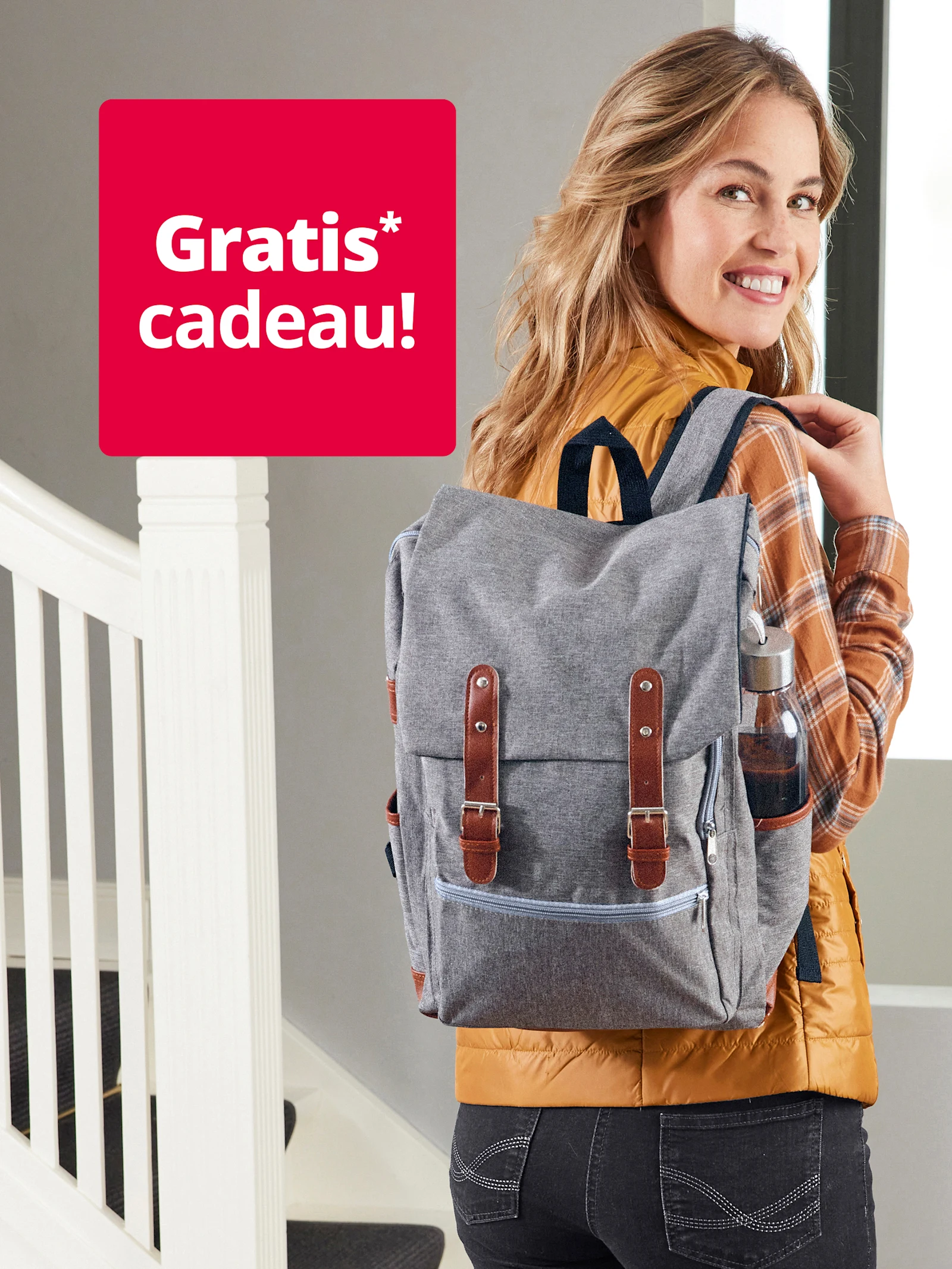 Een vrouw met donker haar en een witte blouse houdt een witte tas met bloemenpatroon en bruine handvatten vast. Rechtsboven staat een rood banner met de tekst "Gratis* cadeau!". Een vrouw met donker haar en een witte blouse houdt een witte tas met bloemenpatroon en bruine handvatten vast. Rechtsboven staat een rood banner met de tekst "Gratis* cadeau!".
