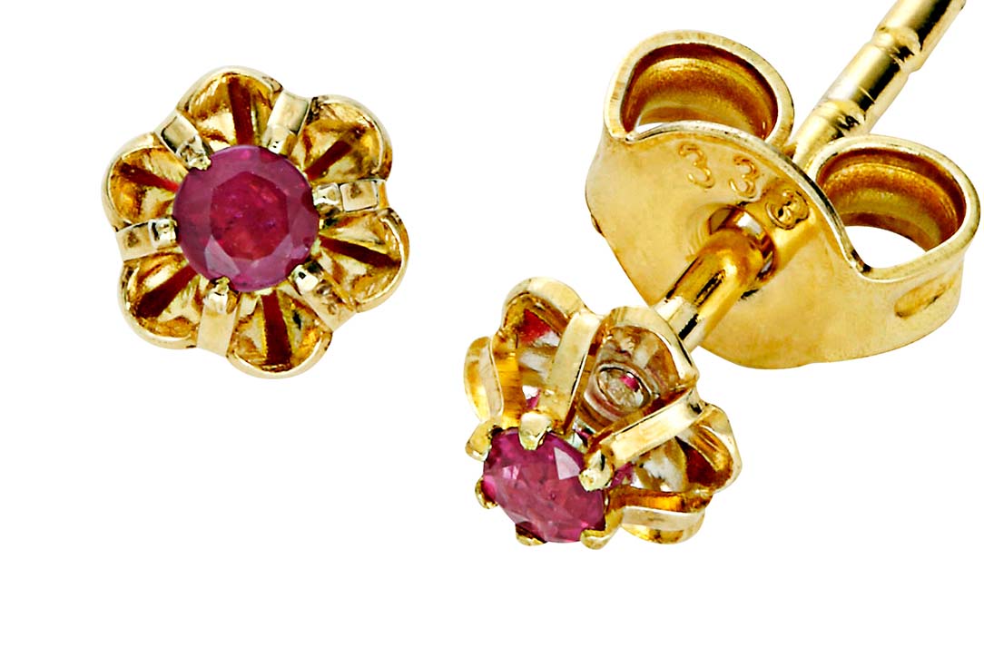 Goldene Ohrstecker in Blumenform mit rotem Edelstein in der Mitte.