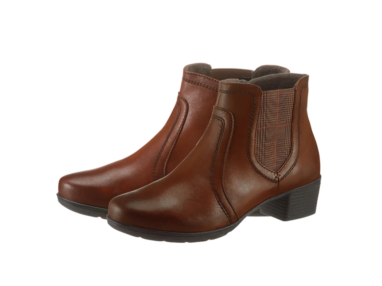 Braune Damen-Stiefeletten aus Leder mit seitlichem Karomuster und niedrigem Absatz. Braune Damen-Stiefeletten aus Leder mit seitlichem Karomuster und niedrigem Absatz.