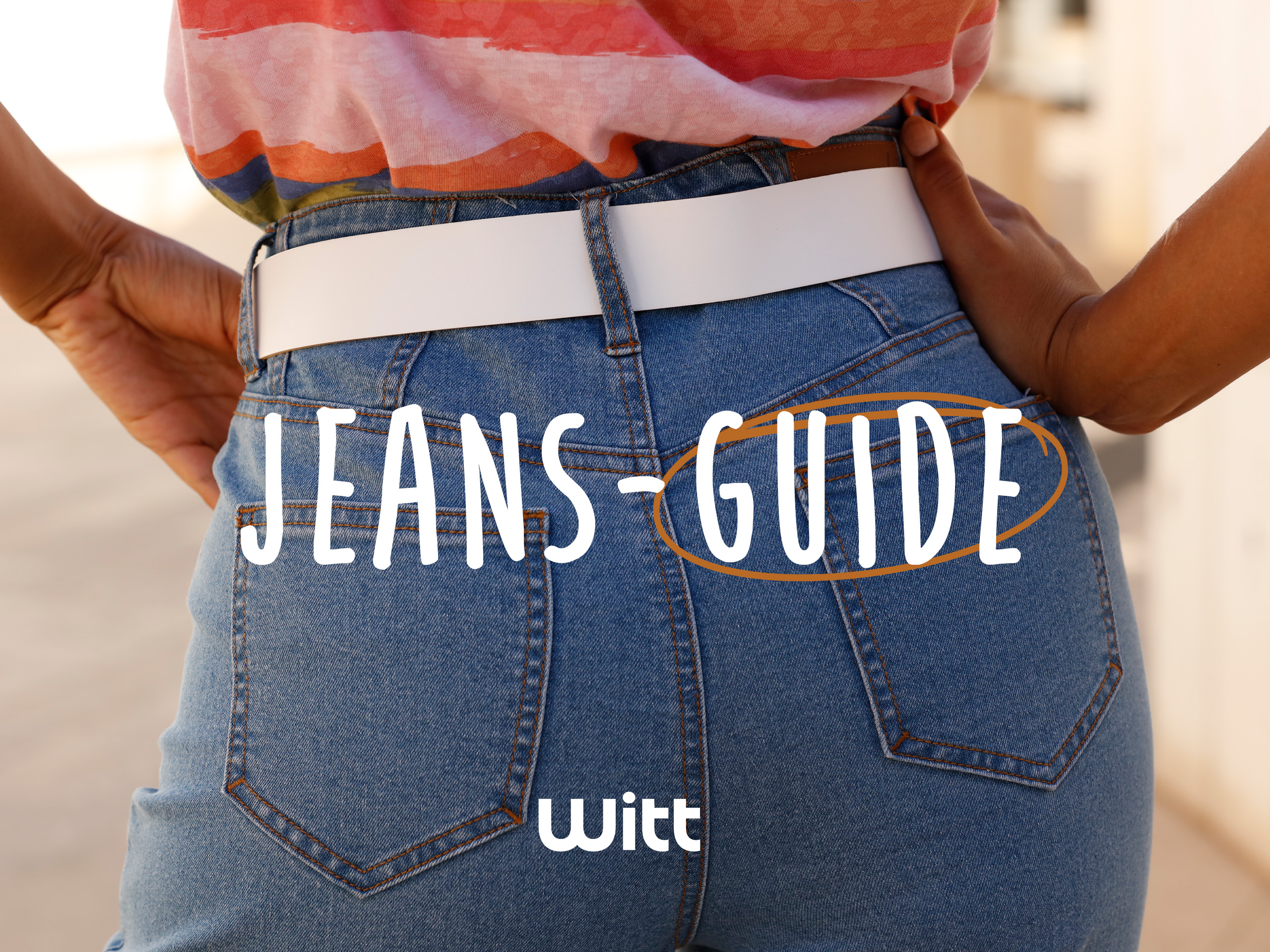 Nahaufnahme einer Person von hinten in blauer Jeans mit weißem Gürtel. Der Text „JEANS-GUIDE“ und das Logo „Witt“ sind eingeblendet.