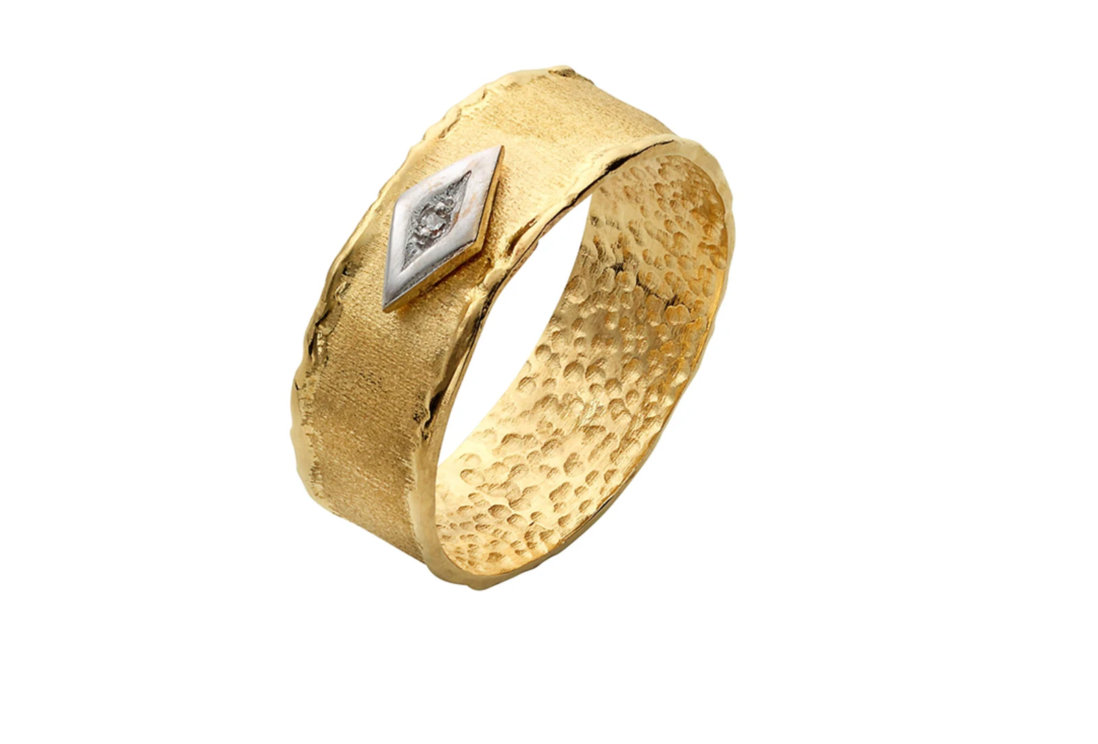 Goldener Ring mit gehämmerter Oberfläche und diamantförmigem Einsatz mit einem kleinen Stein. Goldener Ring mit gehämmerter Oberfläche und diamantförmigem Einsatz mit einem kleinen Stein.