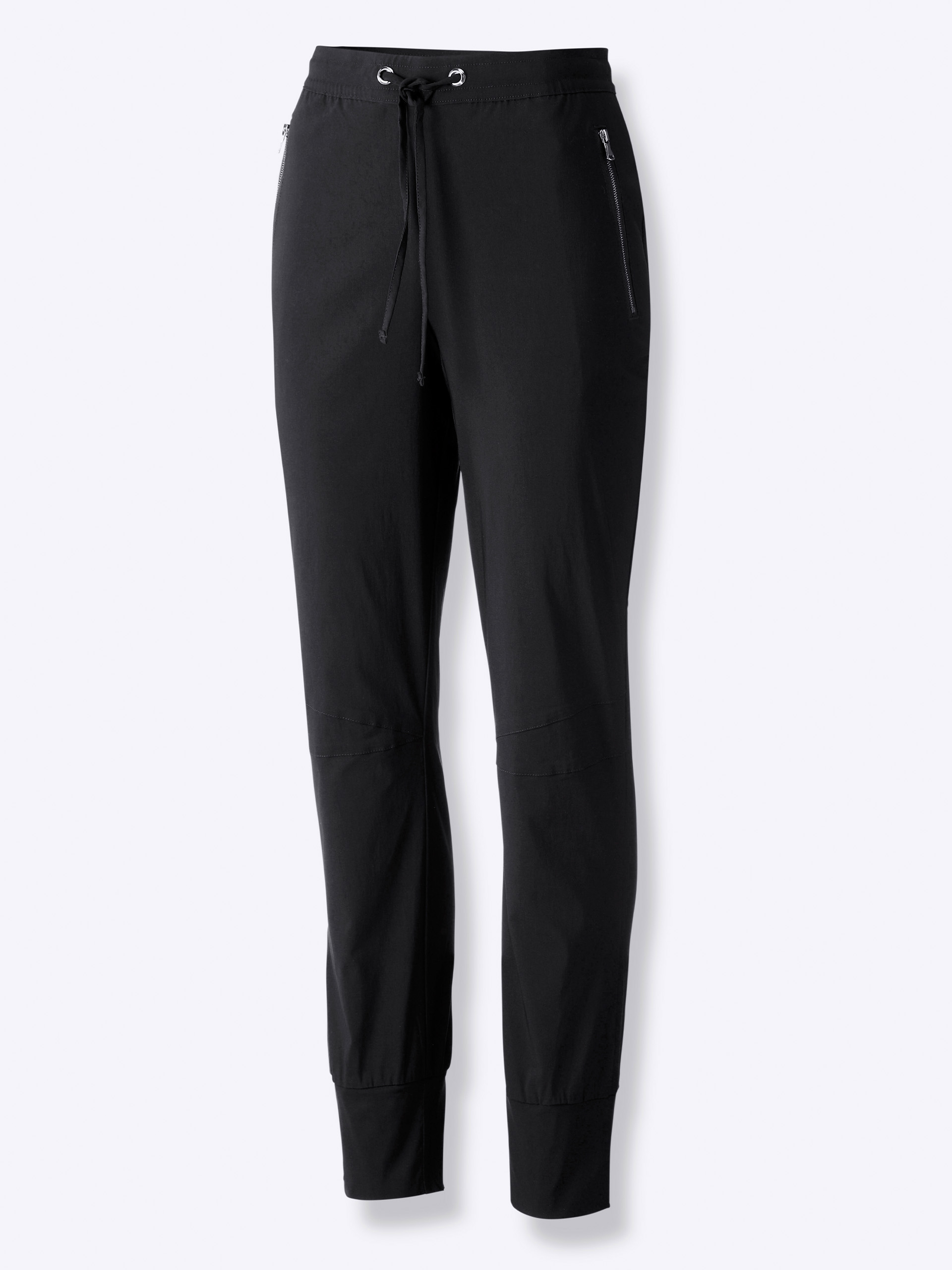 Schwarze Jogg Pants mit Passformsattel hinten, Rundum-Dehnbund mit glatter Bauchpartie, Bindeband vorne und 2 Reißverschluss-Taschen vorne, sowie 2 Taschen hinten, vor hellem Hintergrund.