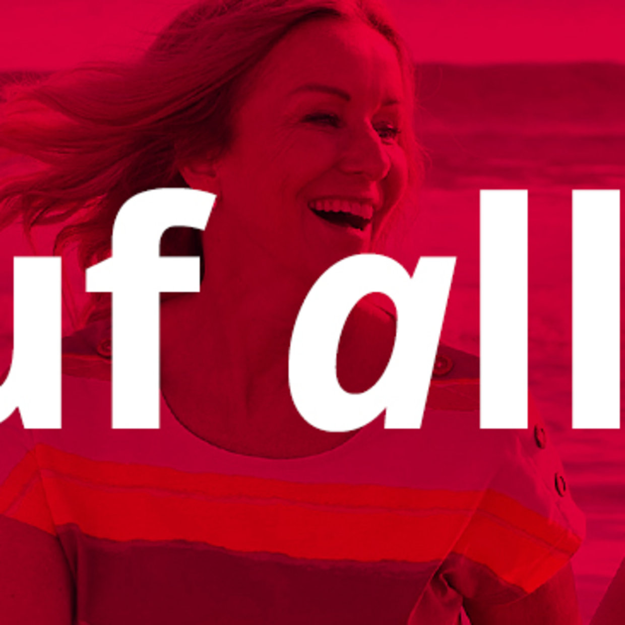 Drei Frauen stehen vor rotem Hintergrund. In weißer Schrift steht "20% auf alles".