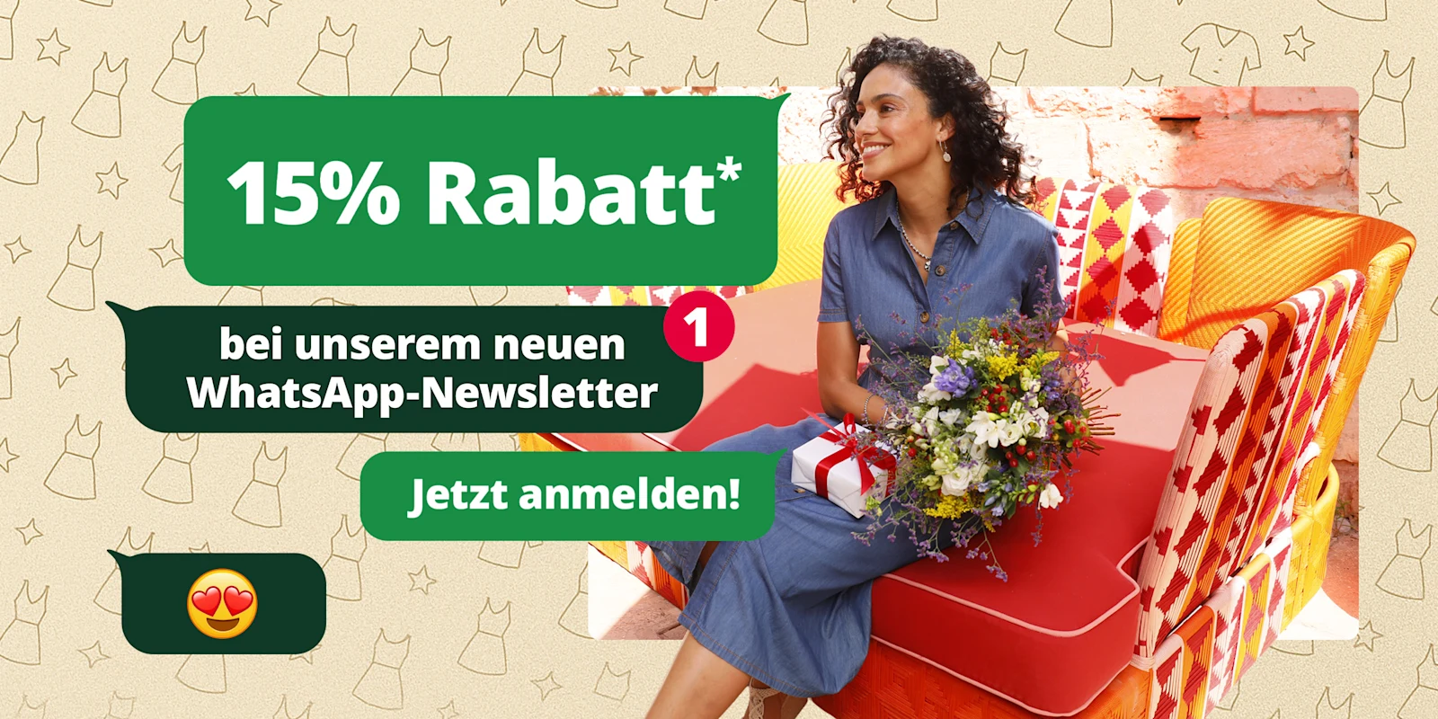 Frau mit Blumenstrauß sitzt auf bunter Bank. Text in Chatblasen: '15 % Rabatt* bei unserem neuen WhatsApp-Newsletter. Jetzt anmelden!' Frau mit Blumenstrauß sitzt auf bunter Bank. Text in Chatblasen: '15 % Rabatt* bei unserem neuen WhatsApp-Newsletter. Jetzt anmelden!'
