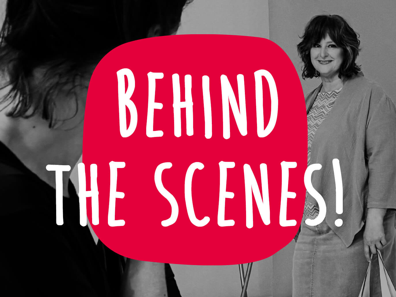 Ein Bild mit dem Text 'Behind the Scenes!'. Der Hintergrund ist ein schwarz-weiß Foto: Links sieht man eine Person von hinten, rechts steht eine Frau in einem hellen Outfit und lächelt, mittig ist eine große, rote Fläche mit dem Text.