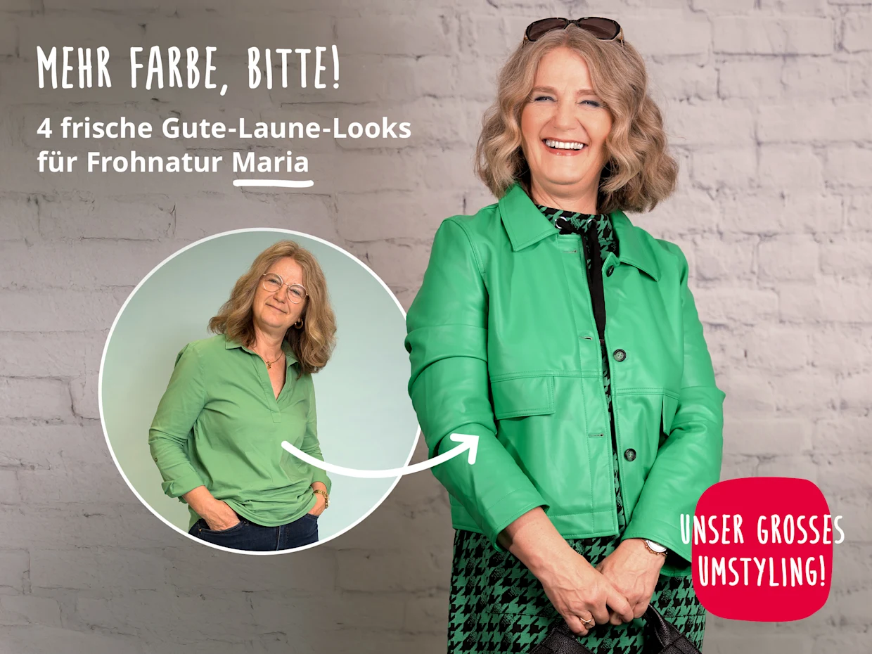 Ein Bild, das eine Frau nach einem Umstyling zeigt, mit einem kleineren Kreisbild der Frau vor dem Umstyling. Die Frau im Hauptbild lächelt, hat blonde, wellige Haare mit einer Sonnenbrille auf dem Kopf und trägt eine grüne Kunstlederjacke über einem schwarz-grün gemusterten Kleid. Sie hält eine schwarze Handtasche. Das Hintergrundbild ist eine weiße Ziegelwand. Text auf dem Bild lautet: "FARBENFROH IN DEN HERBST!", "4 frische Looks für unsere Gewinnerin Maria" und "UNSER GROSSES UMSTYLING!".